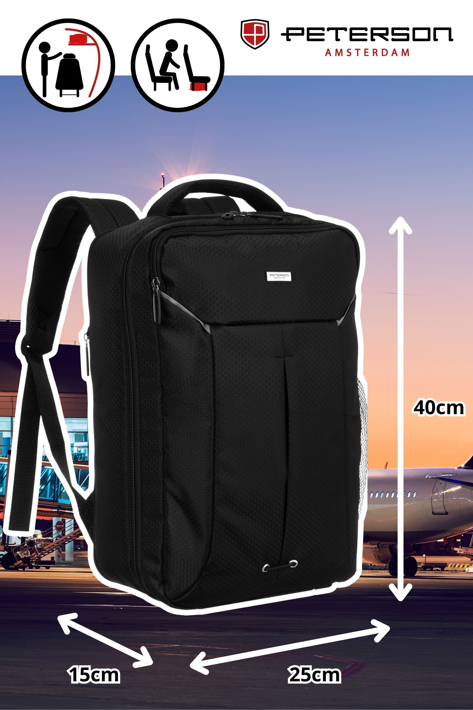 Czarny plecak z logo Peterson, wymiary 40x25x15cm, na lotnisku.