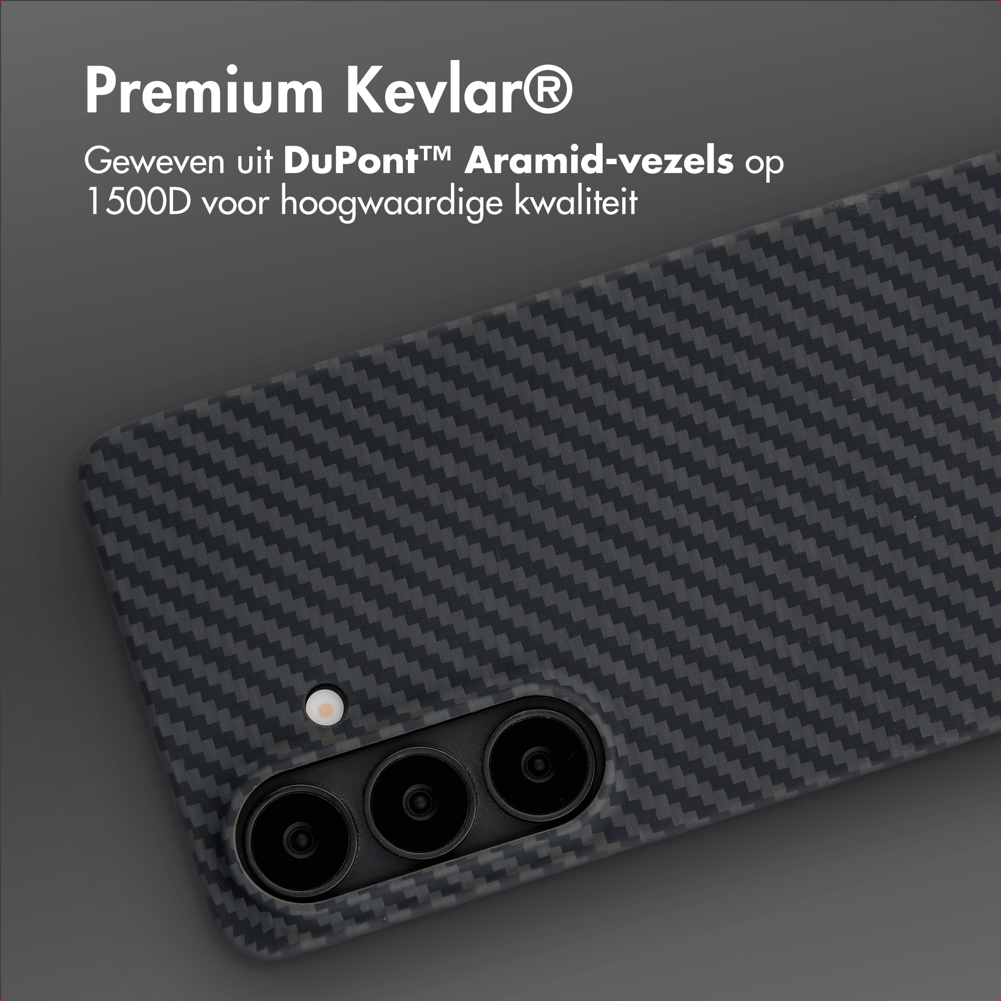 Coque de téléphone noire à motif carbone avec trois objectifs.