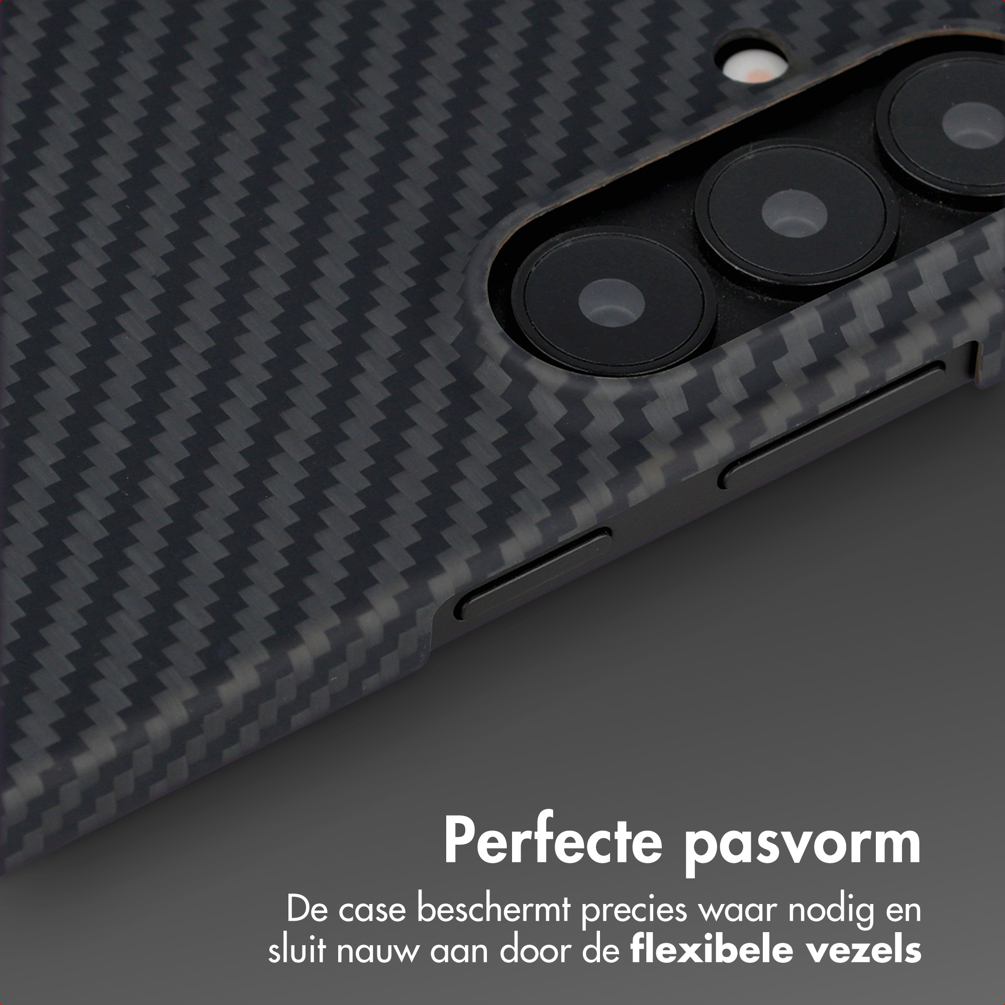 Coque de téléphone noire à motif carbone avec découpe caméra. Ajustement parfait.