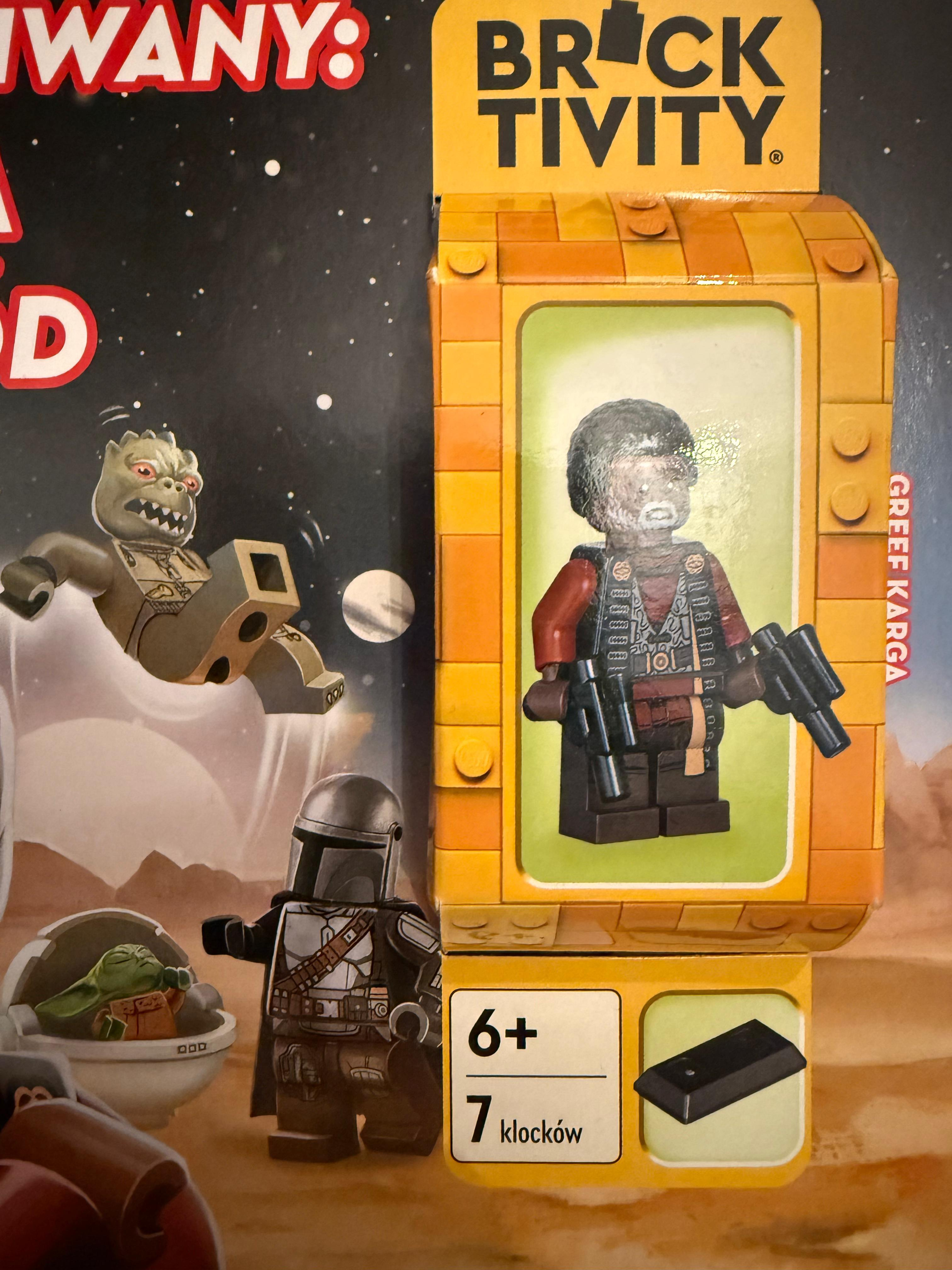 Figurki Lego: Mandalorian, Yoda, Gref Karga i potwór w kosmicznym krajobrazie.