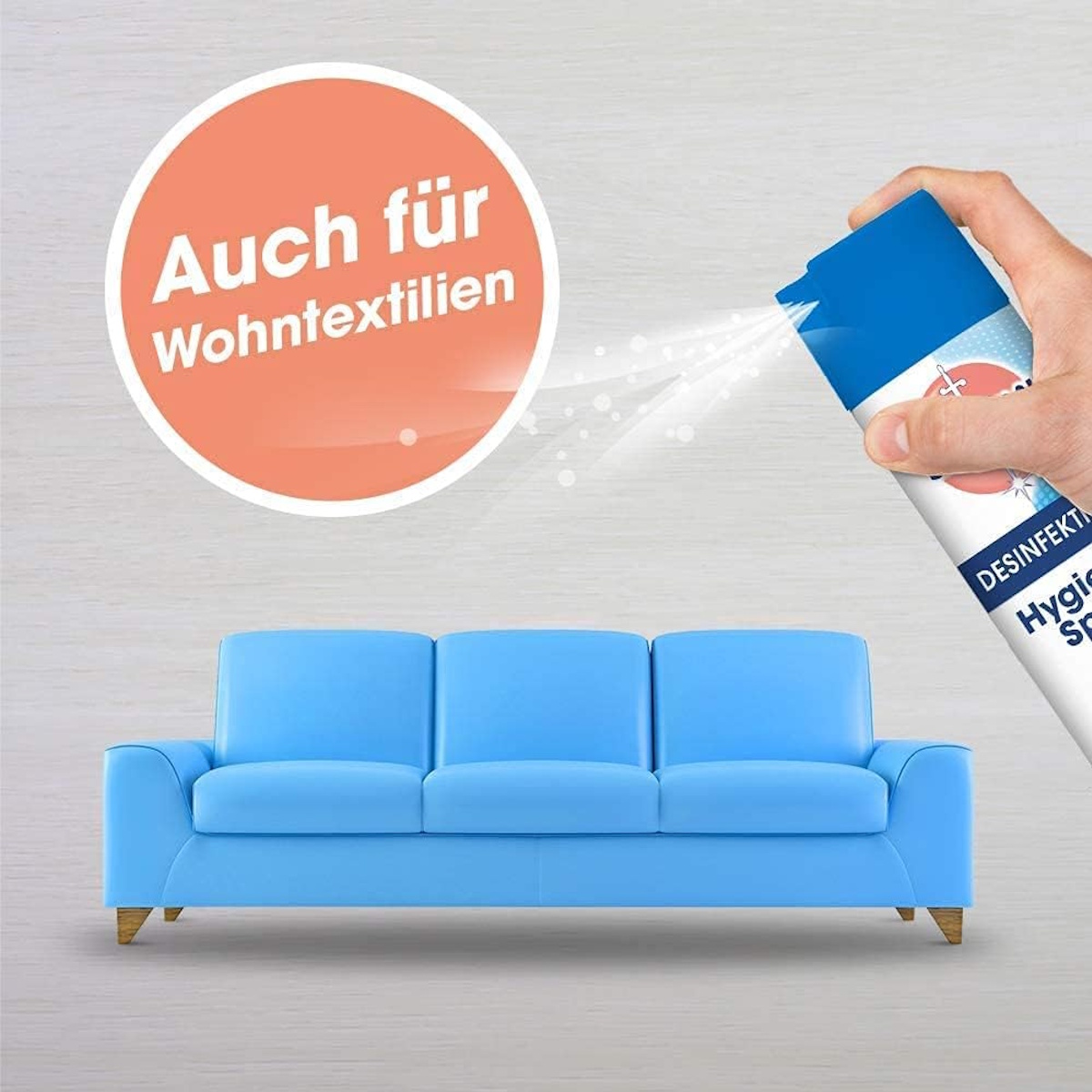 Eine Hand sprüht Desinfektionsspray auf ein blaues Sofa. Text im Kreis: Auch für Wohntextilien.