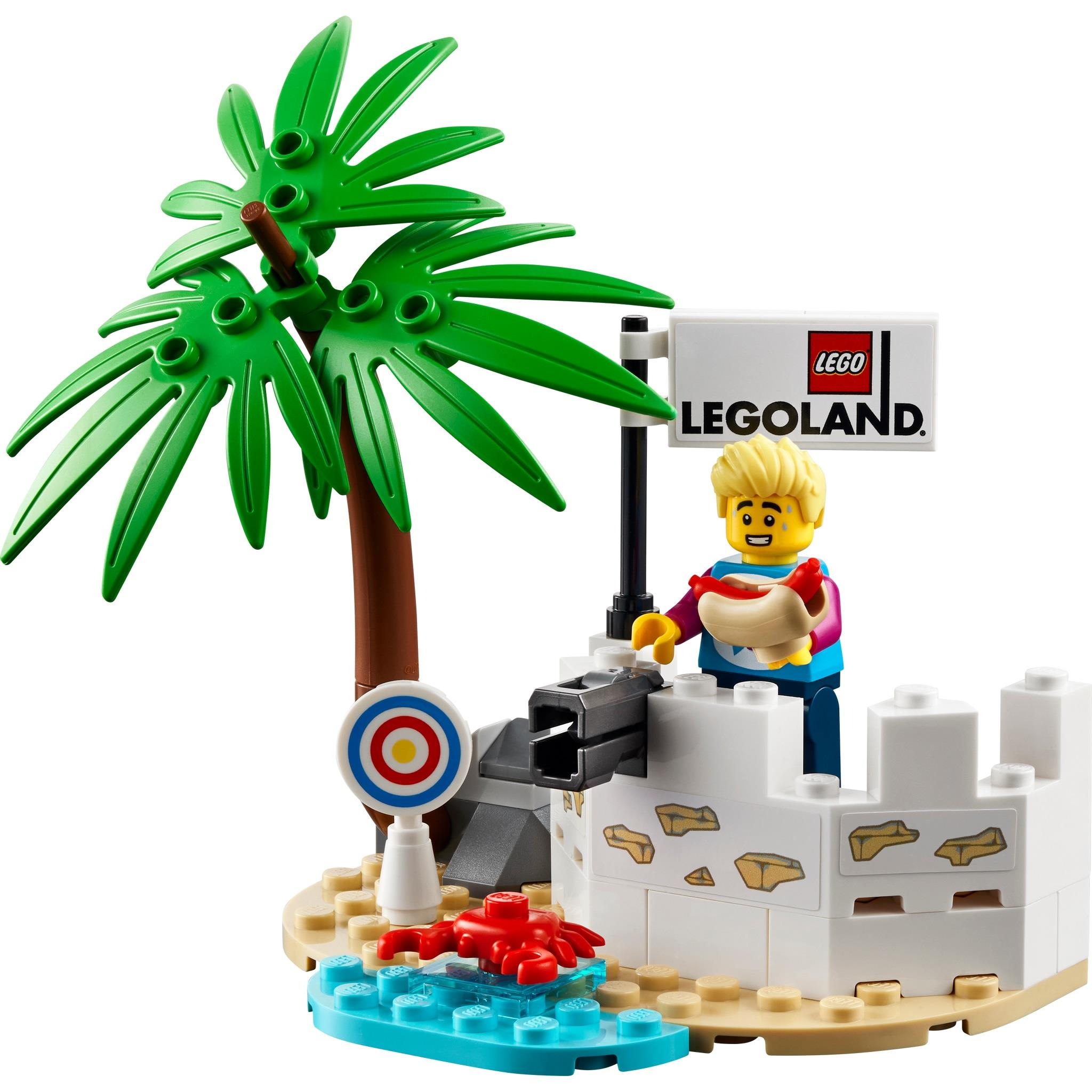 Lego figürü plajda, palmiye ve hedef tahtası yanında sosisli.
