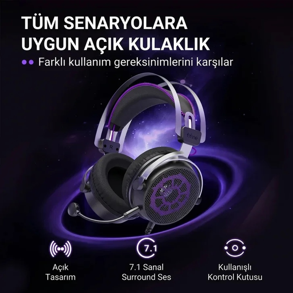 Kozmik arka plan önünde mor vurgulu, mikrofonlu siyah kulaklık.