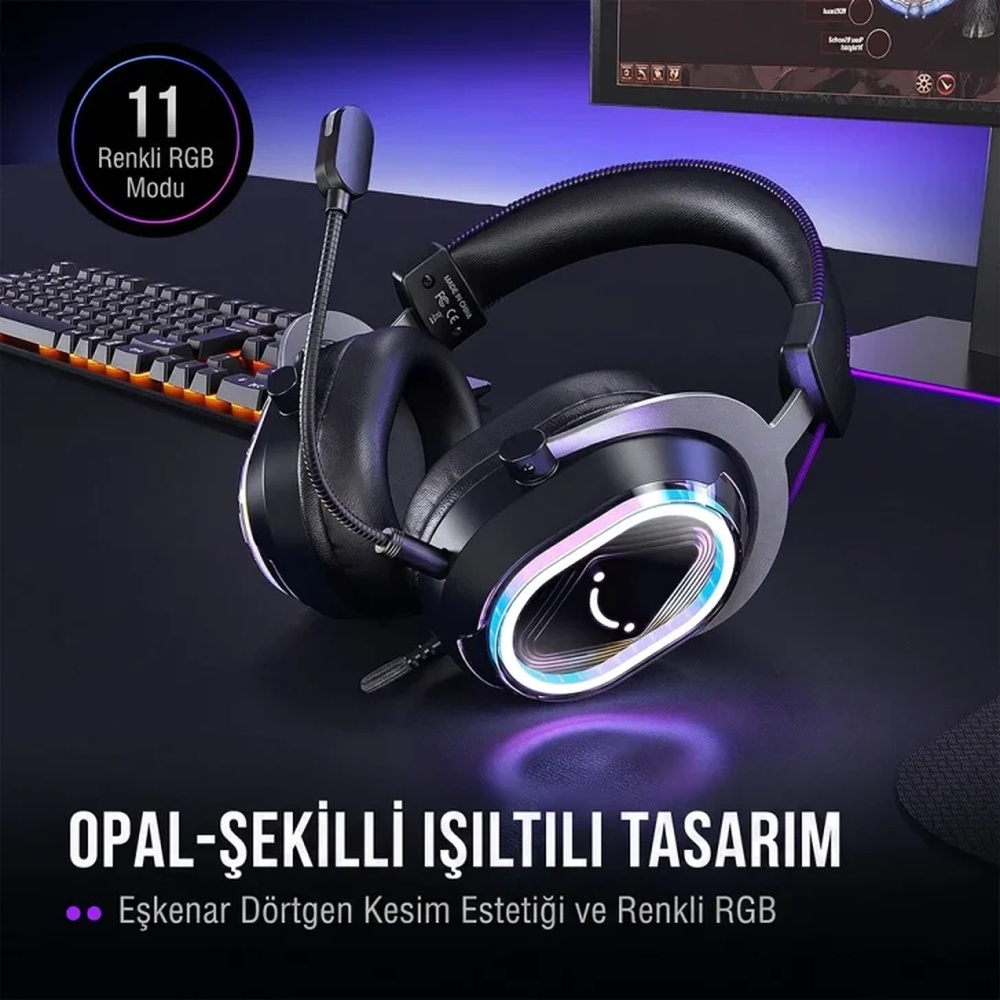 RGB aydınlatmalı ve mikrofonlu siyah oyuncu kulaklığı, klavye yanında.