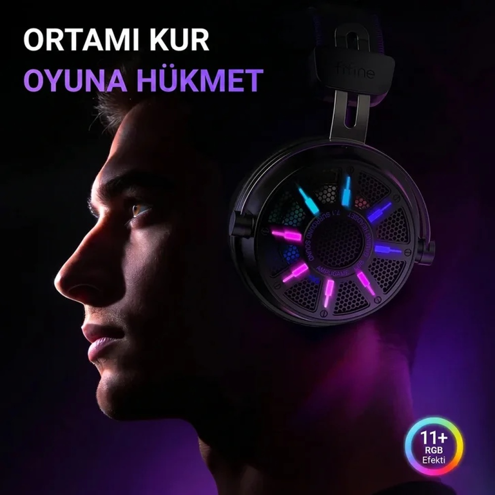 Renkli ışıklar gösteren parlak bir kulaklık takan adam.