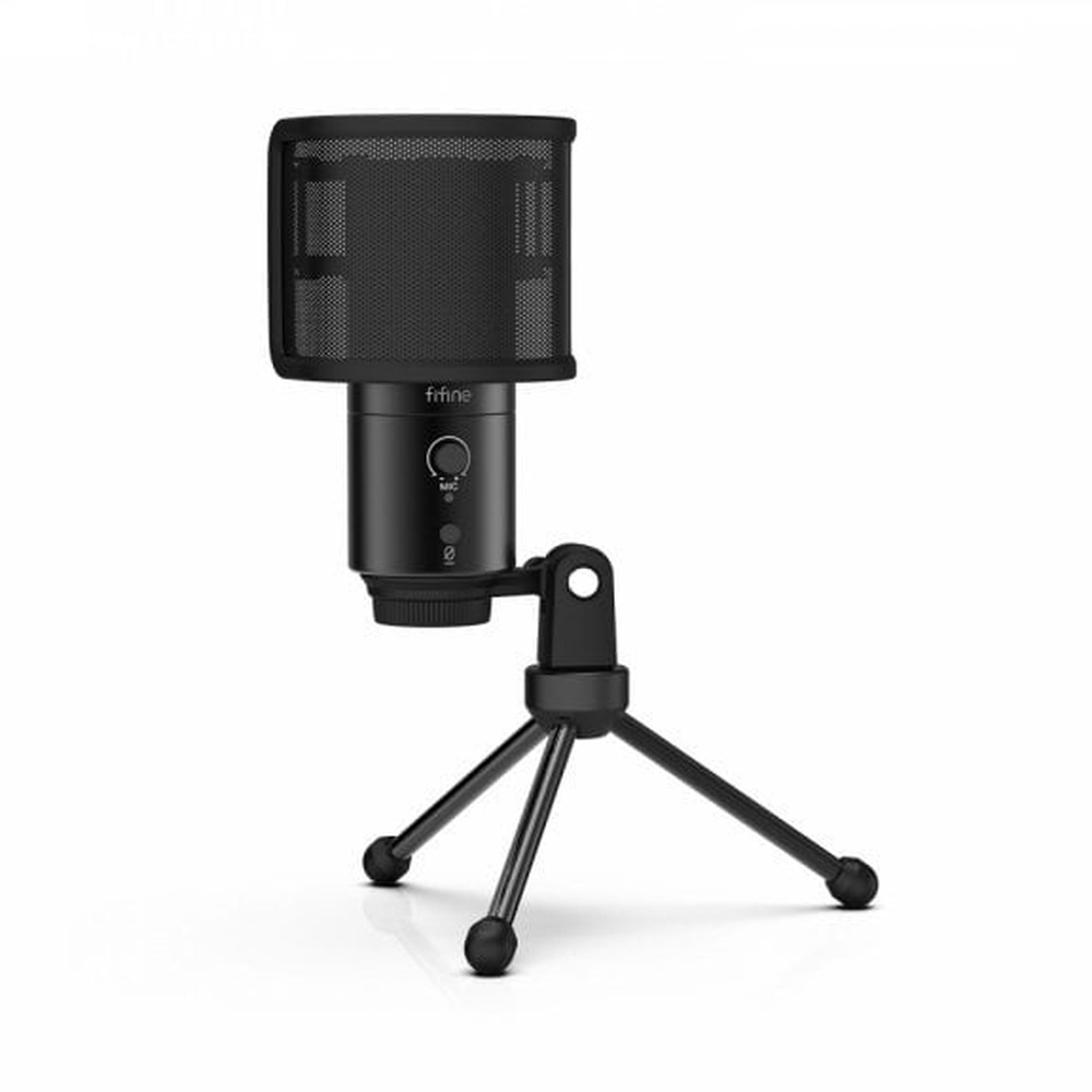 Ağlı ızgaralı siyah bir Fifine mikrofon, siyah bir tripod üzerinde duruyor.