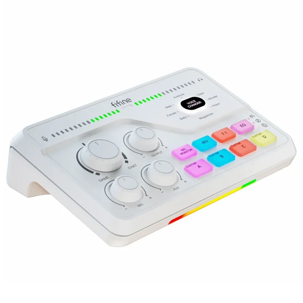 Düğmeli beyaz ses mikseri, VOICE CHANGER, GAME, CHAT, MIC, AUX, EQ ve özel etiketli düğmeler.