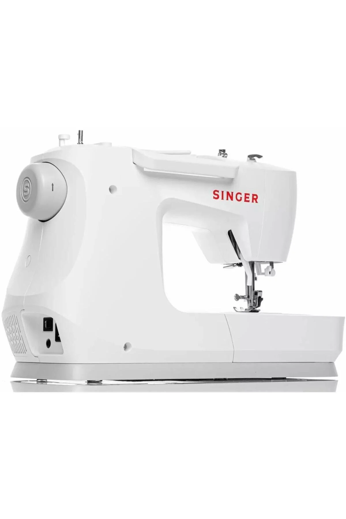Eine weiße Nähmaschine mit dem Singer-Logo steht auf einem weißen Hintergrund.