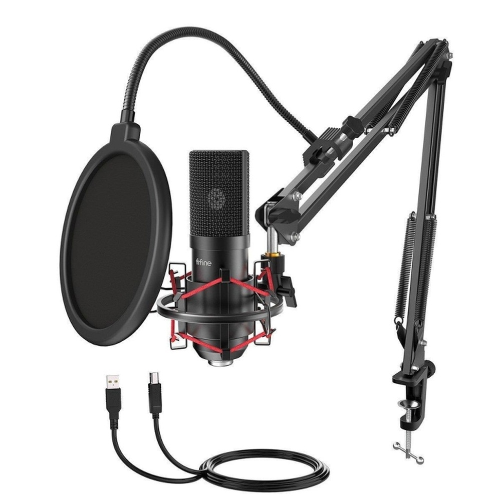 Siyah yoğunlaştırıcı mikrofon, shock mount, pop filtre ve mikrofon kolu ile.