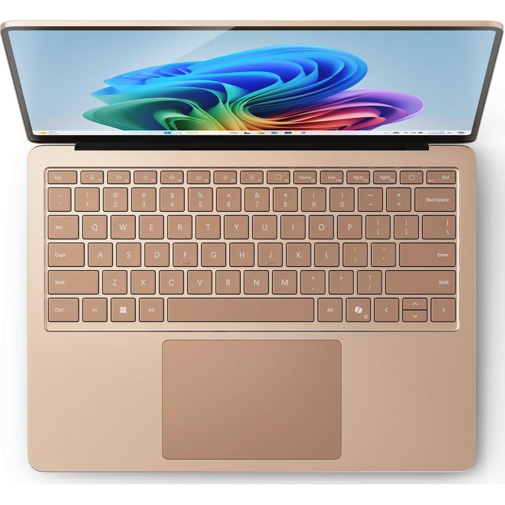 Ein offener, roségoldfarbener Laptop mit einem bunten abstrakten Hintergrundbild auf dem Bildschirm.