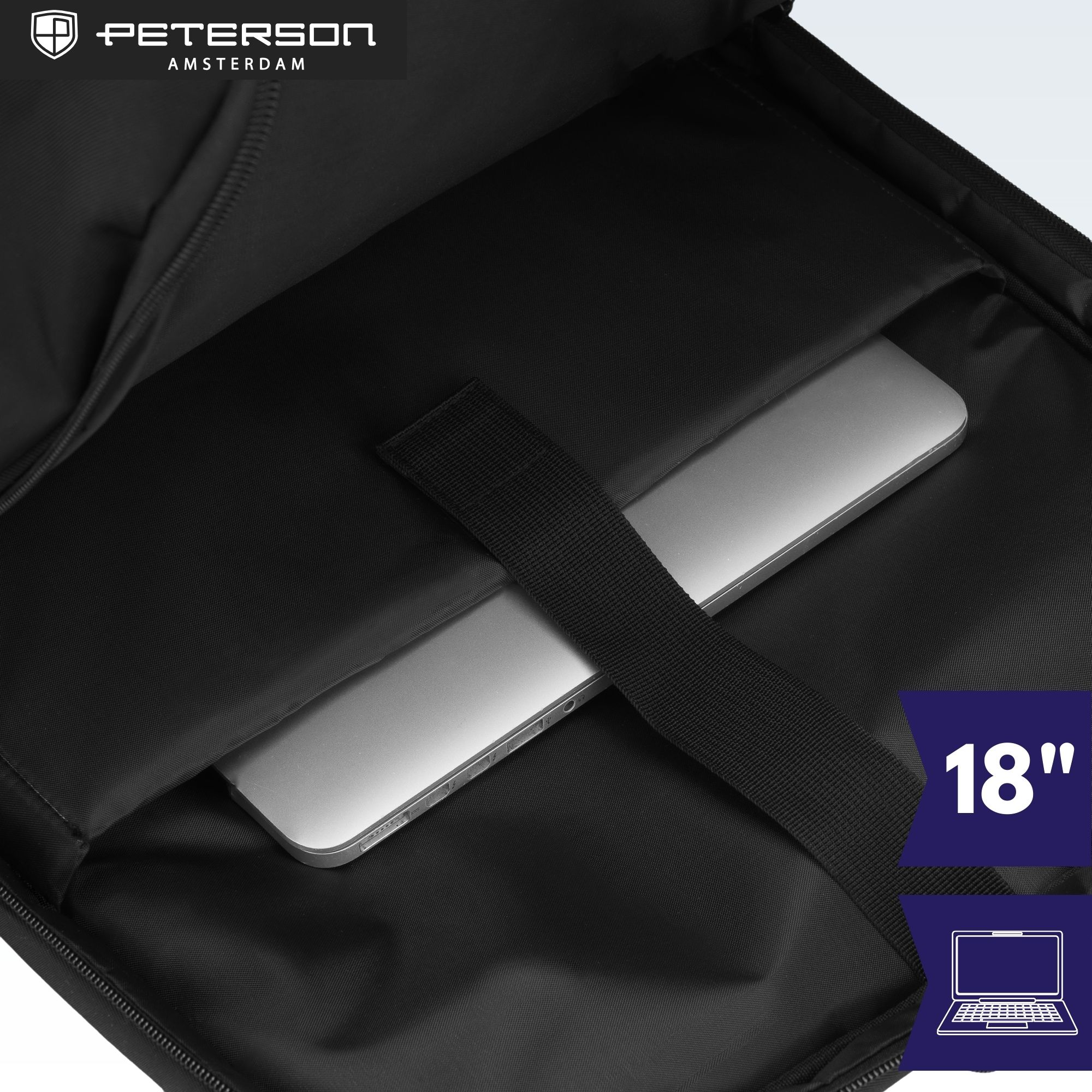 Laptop leży w czarnej komorze torby. Logo Peterson w lewym górnym rogu.