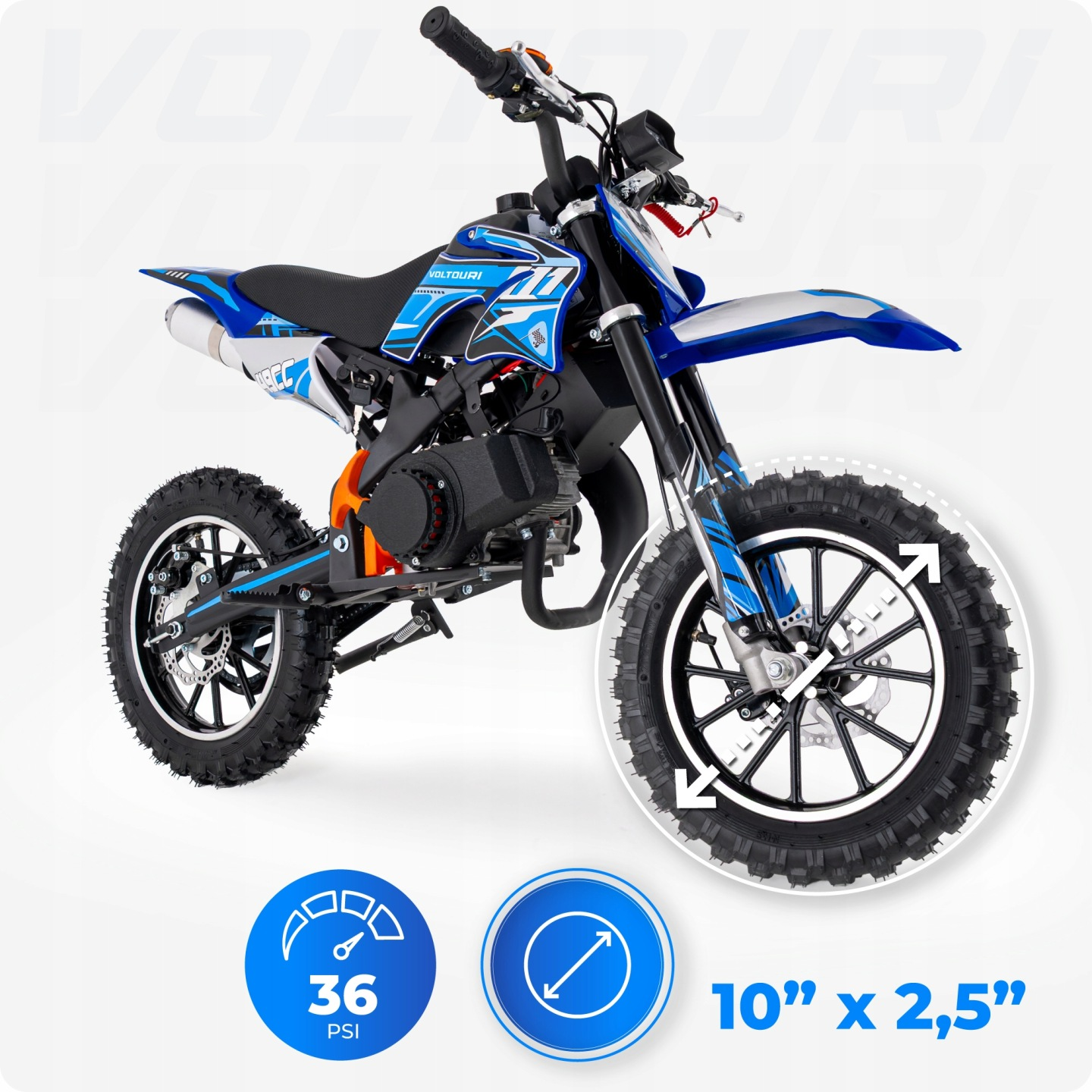 Niebiesko-biały dirt bike z czarnymi kołami i pomarańczowym silnikiem.