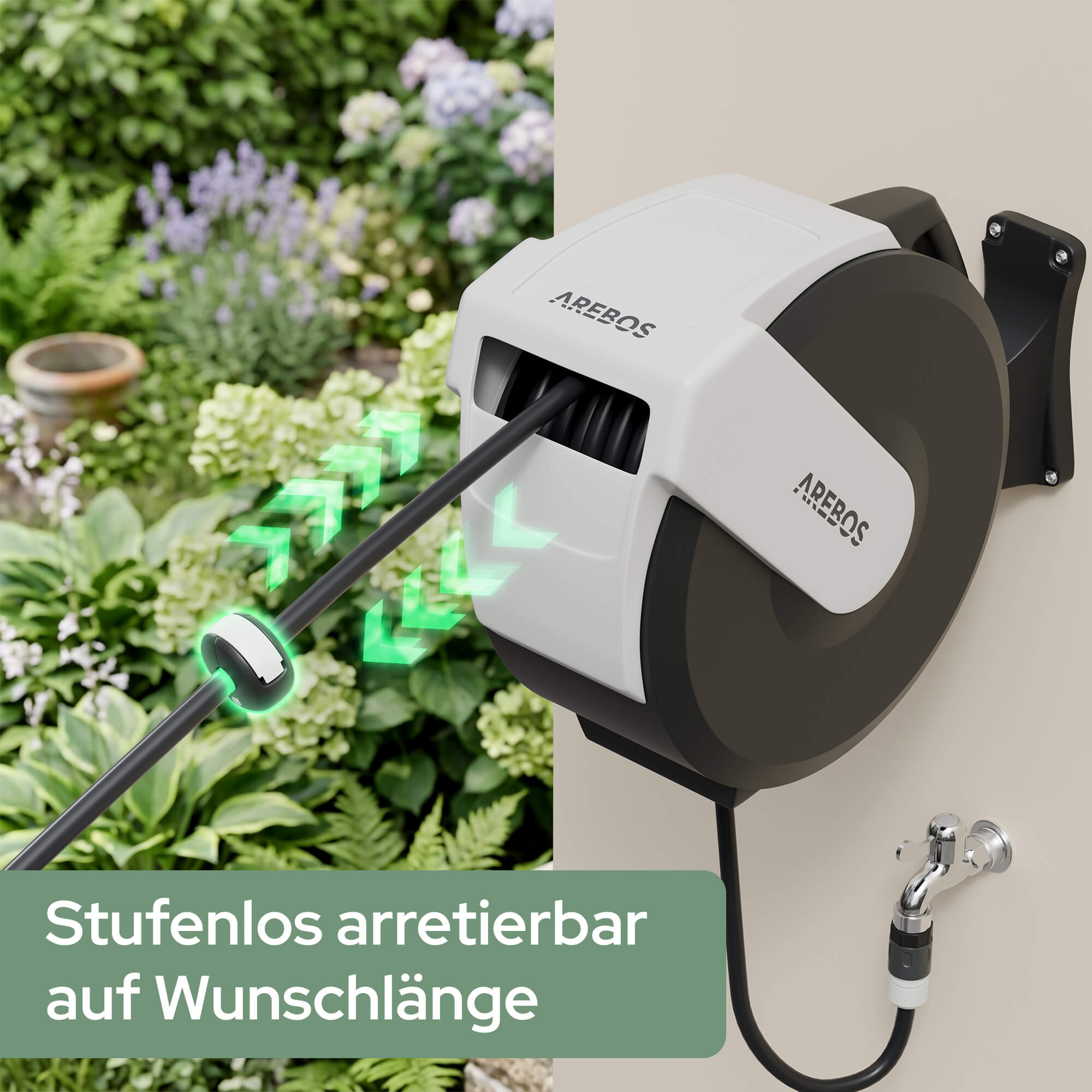 Ein weißer Schlauchaufroller mit AREBOS-Logo an einer Wand, mit einem Garten im Hintergrund.