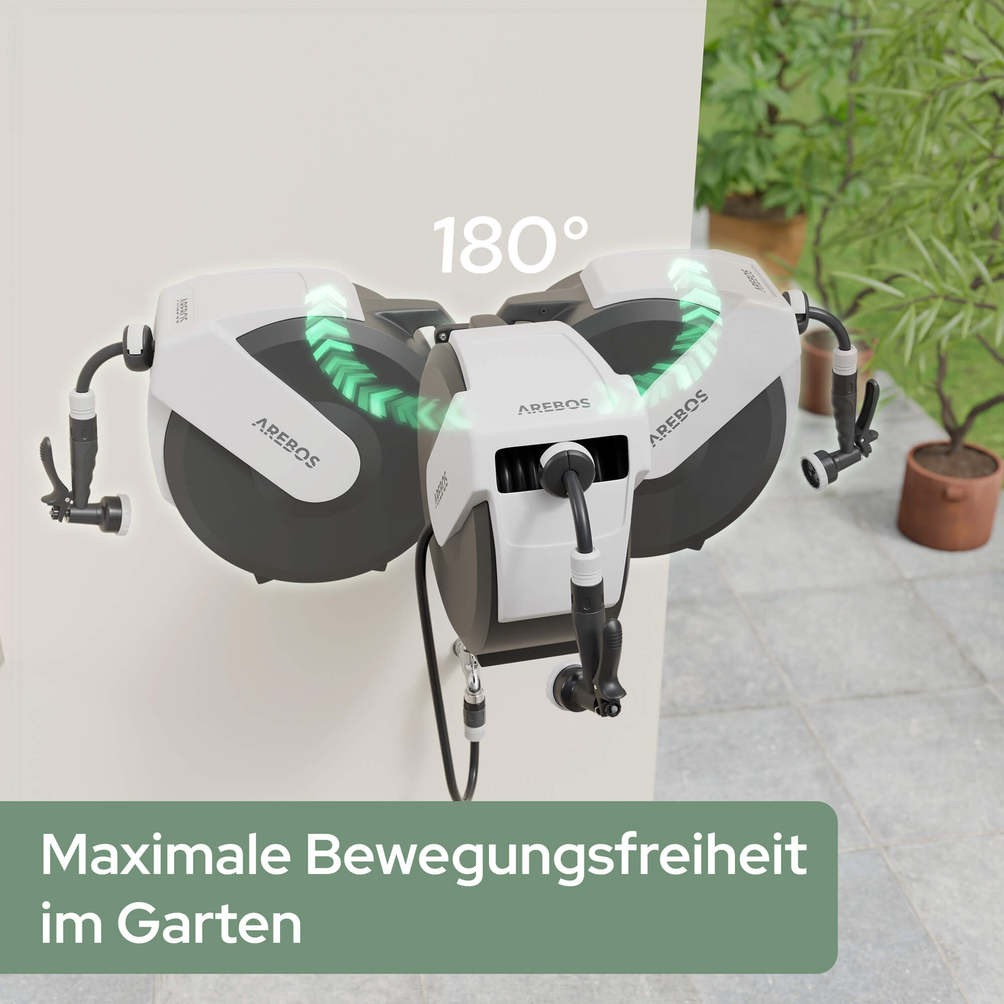 Ein weißer AREBOS Gartenschlauchaufroller an einer Wand montiert. 180° Schwenkbarkeit.