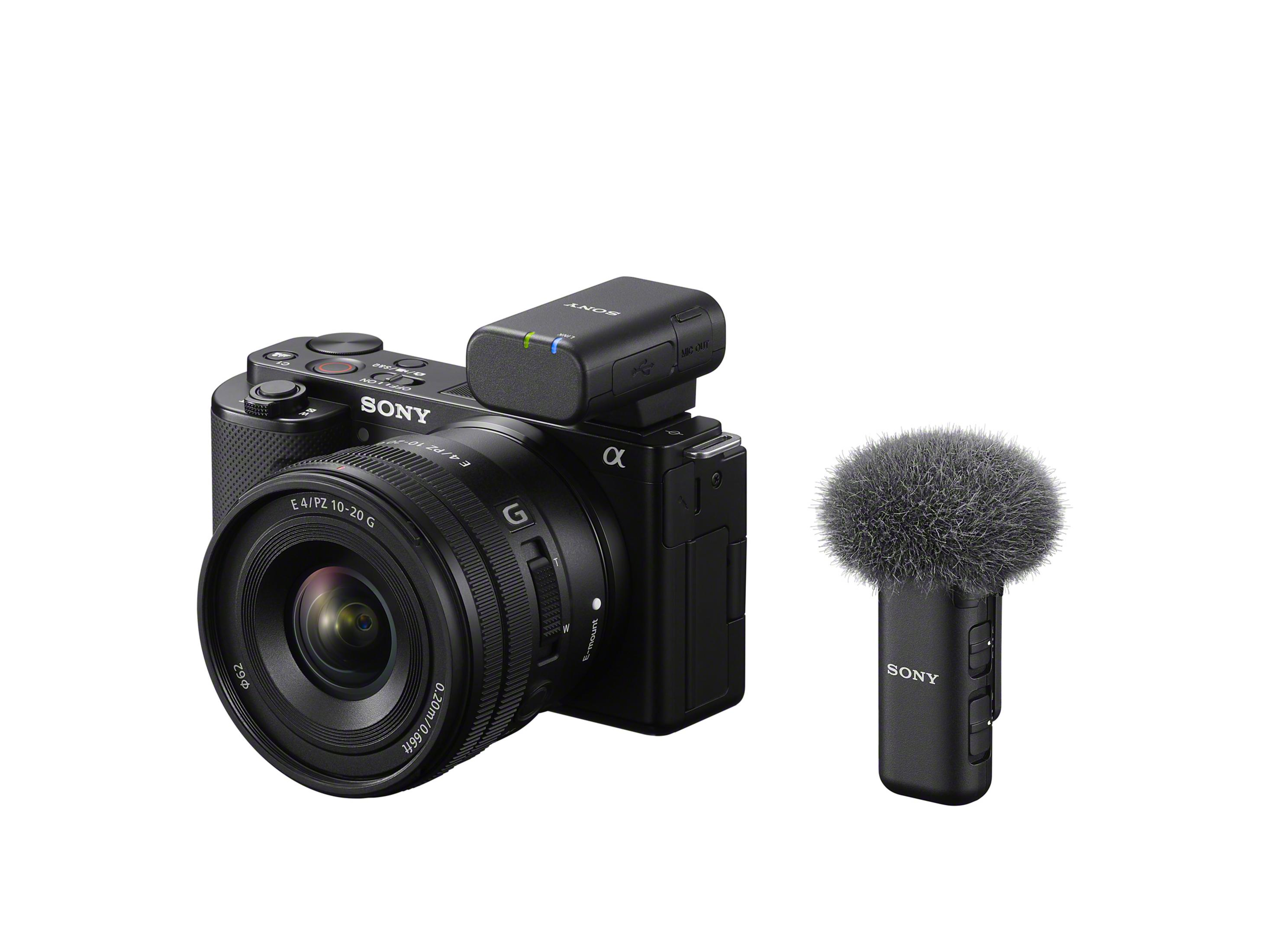 Eine schwarze Sony Kamera mit Objektiv und Pelz-Mikrofon. Ein Sender ist oben.