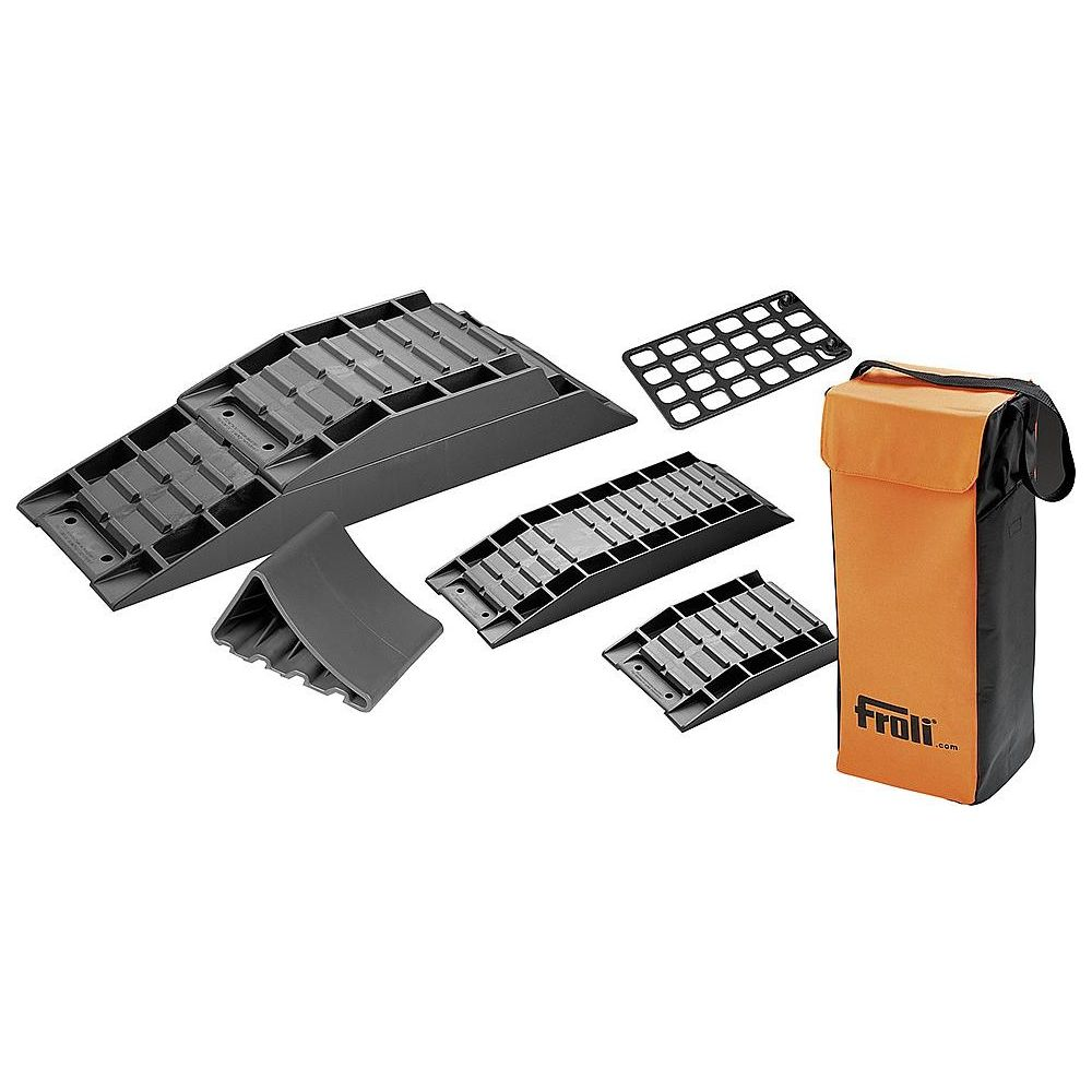 Graue Auffahrkeile und eine orangefarbene Tasche mit schwarzem Griff.