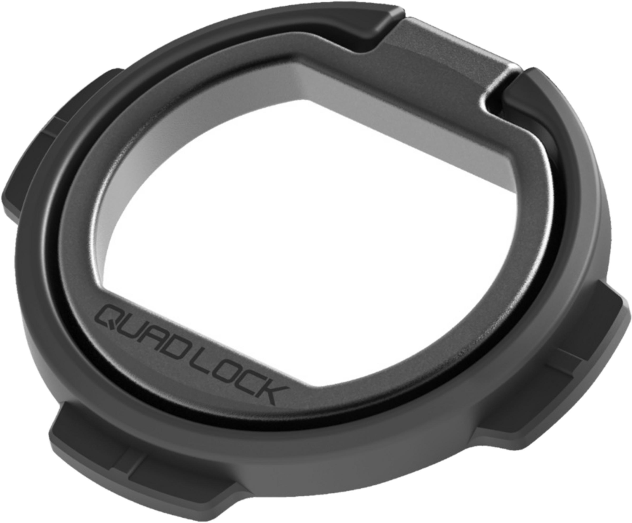 Ein schwarzer Quad Lock Adapterring mit geformten Griffen und eingraviertem Logo.
