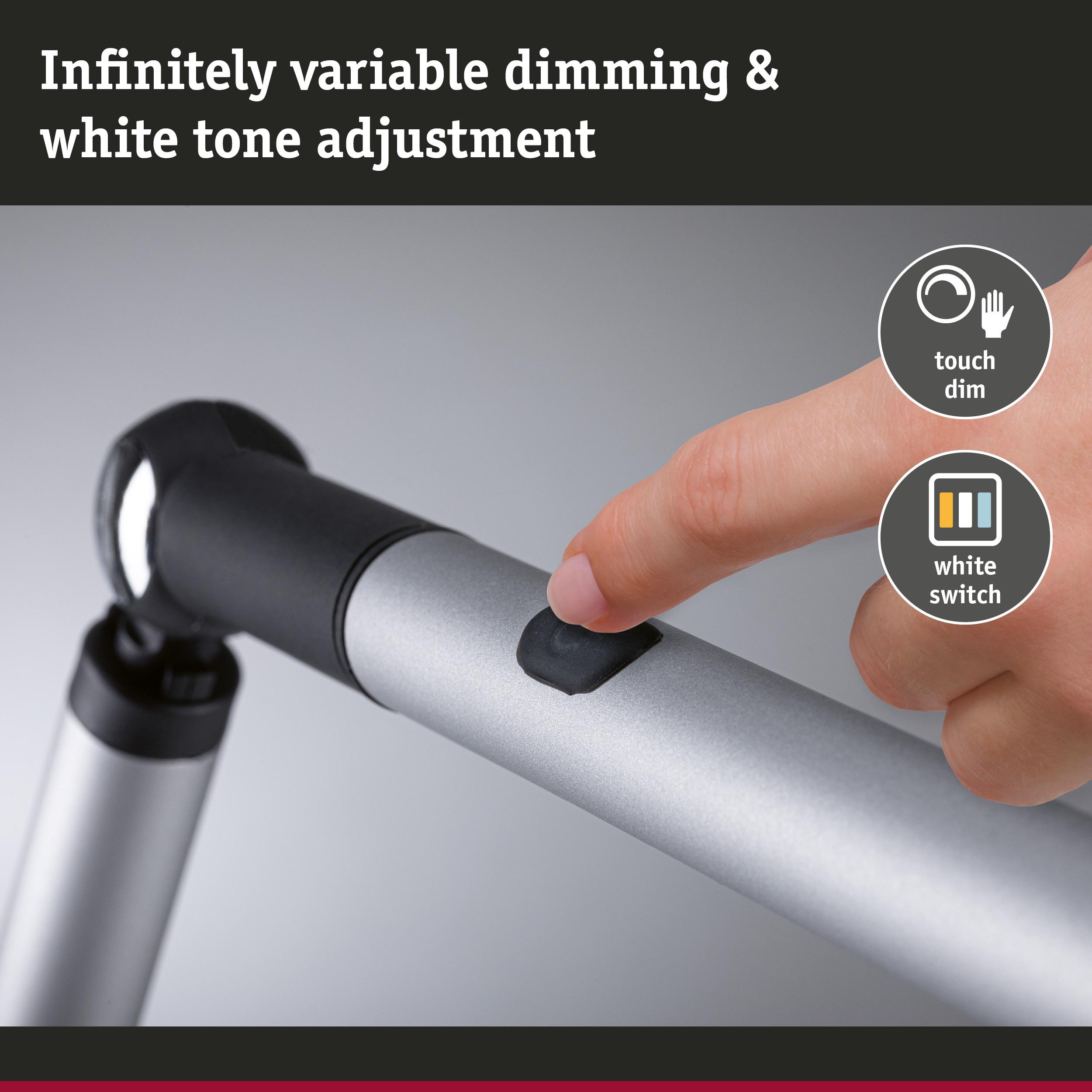 Una mano preme un pulsante su una lampada argentata. Icone indicano 'touch dim' e 'white switch'.