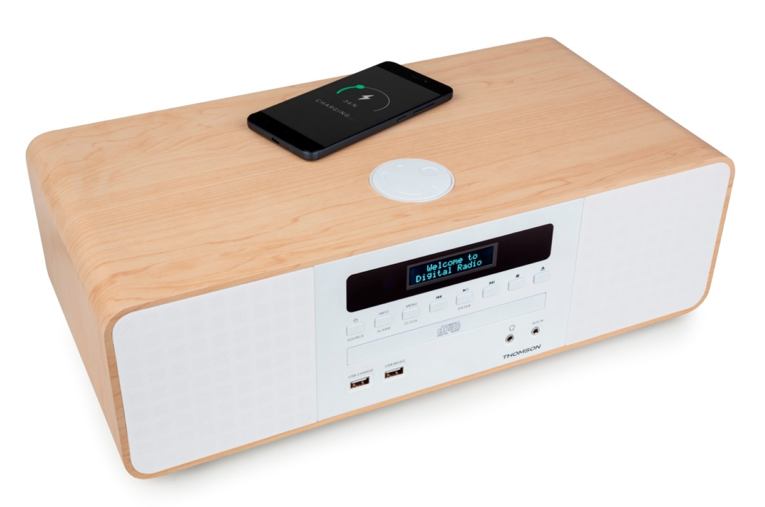 Smartfon ładuje się na drewnianym radiu. Wyświetlacz pokazuje 36% i animację ładowania.