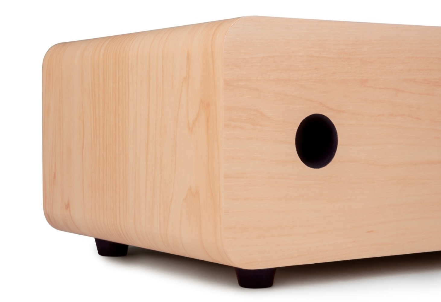 Jasny drewniany mebel z zaokrąglonymi krawędziami i okrągłym czarnym otworem.