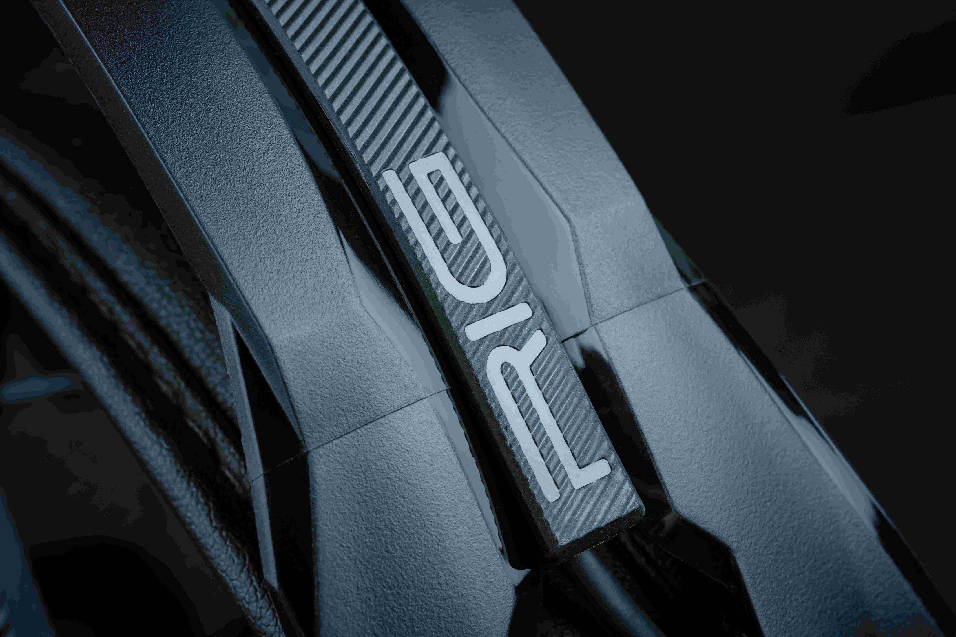 Zbliżenie czarnej ramy roweru z srebrnym napisem "RIG".