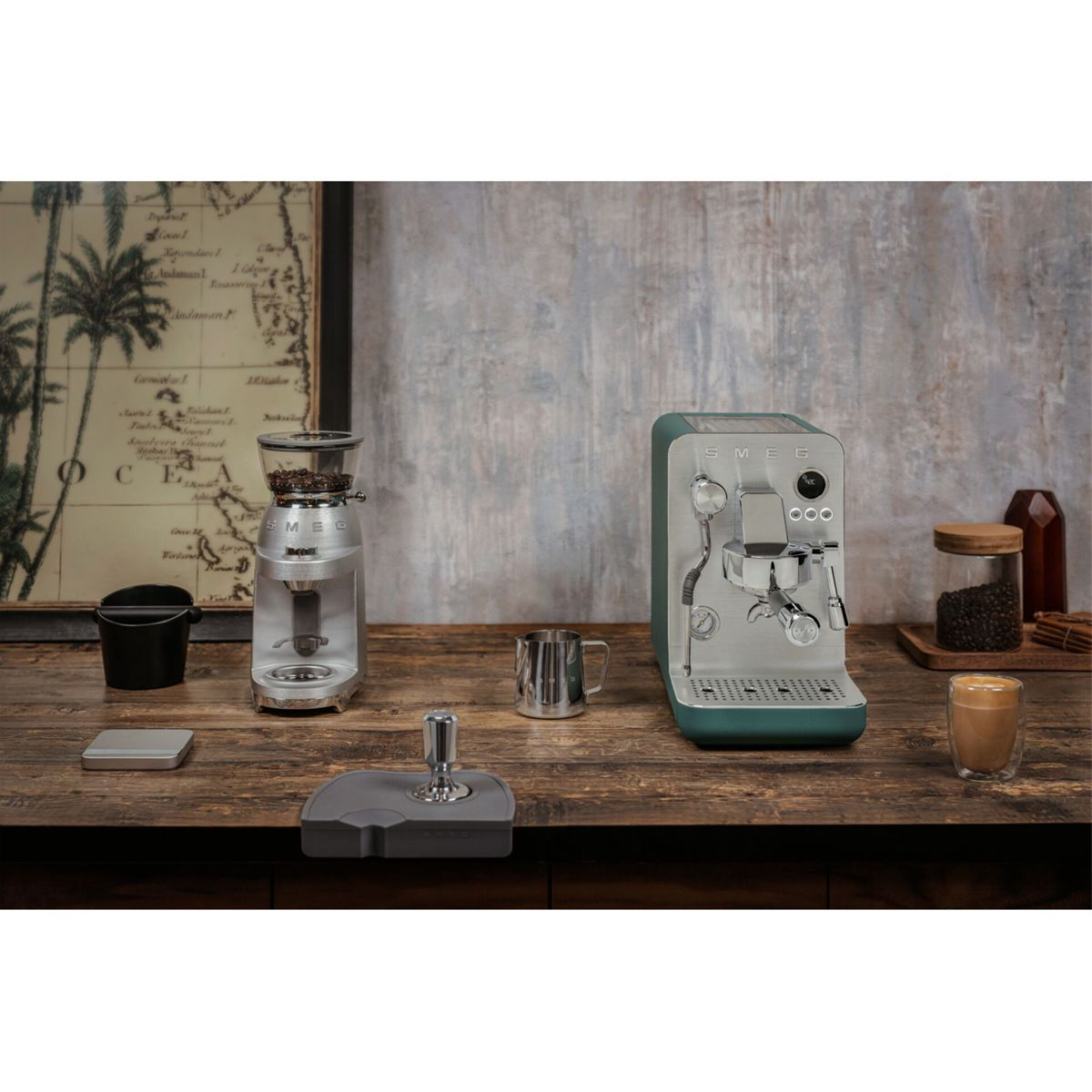 Espressomaschine und Mühle auf Holztisch mit alten Karte im Hintergrund.