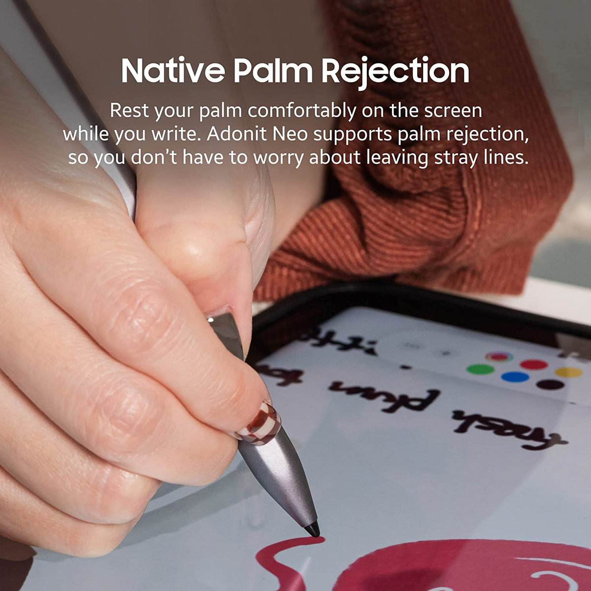 Una mano usa uno stilo su un tablet per scrivere.