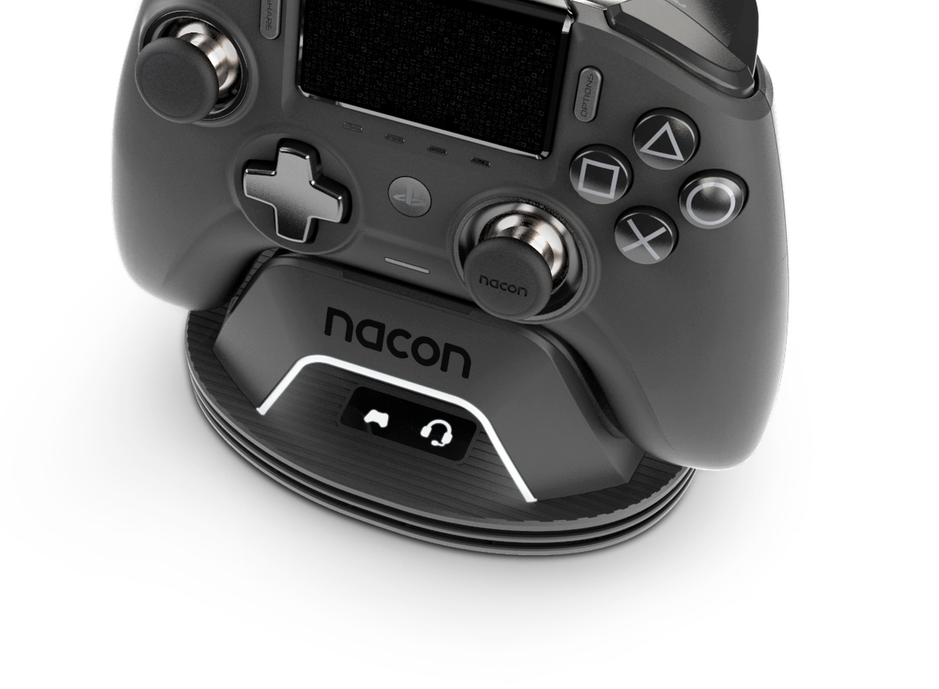 Controller Nacon grigio sulla sua base di ricarica con logo illuminato.