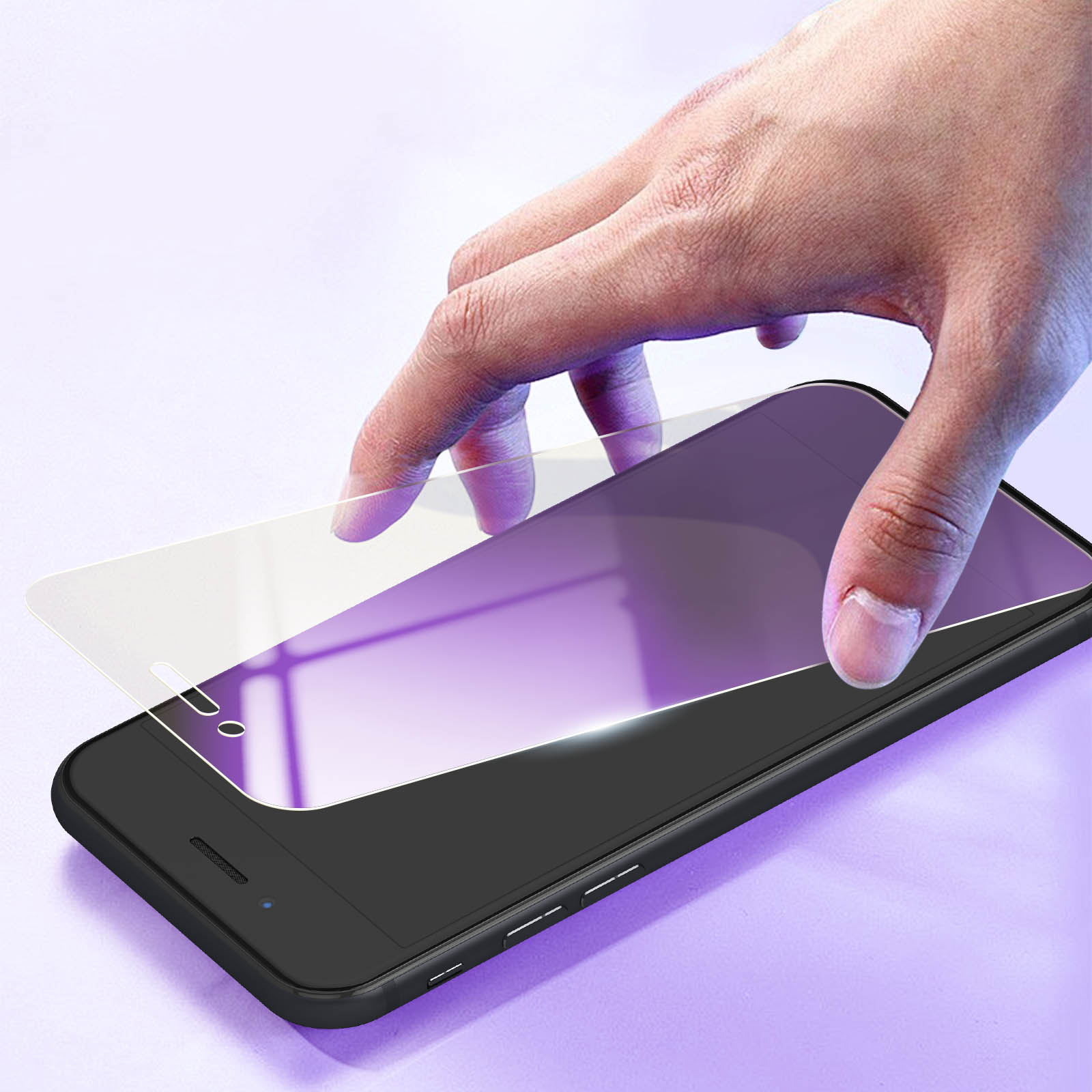Una mano sta posizionando una protezione per lo schermo su uno smartphone nero.