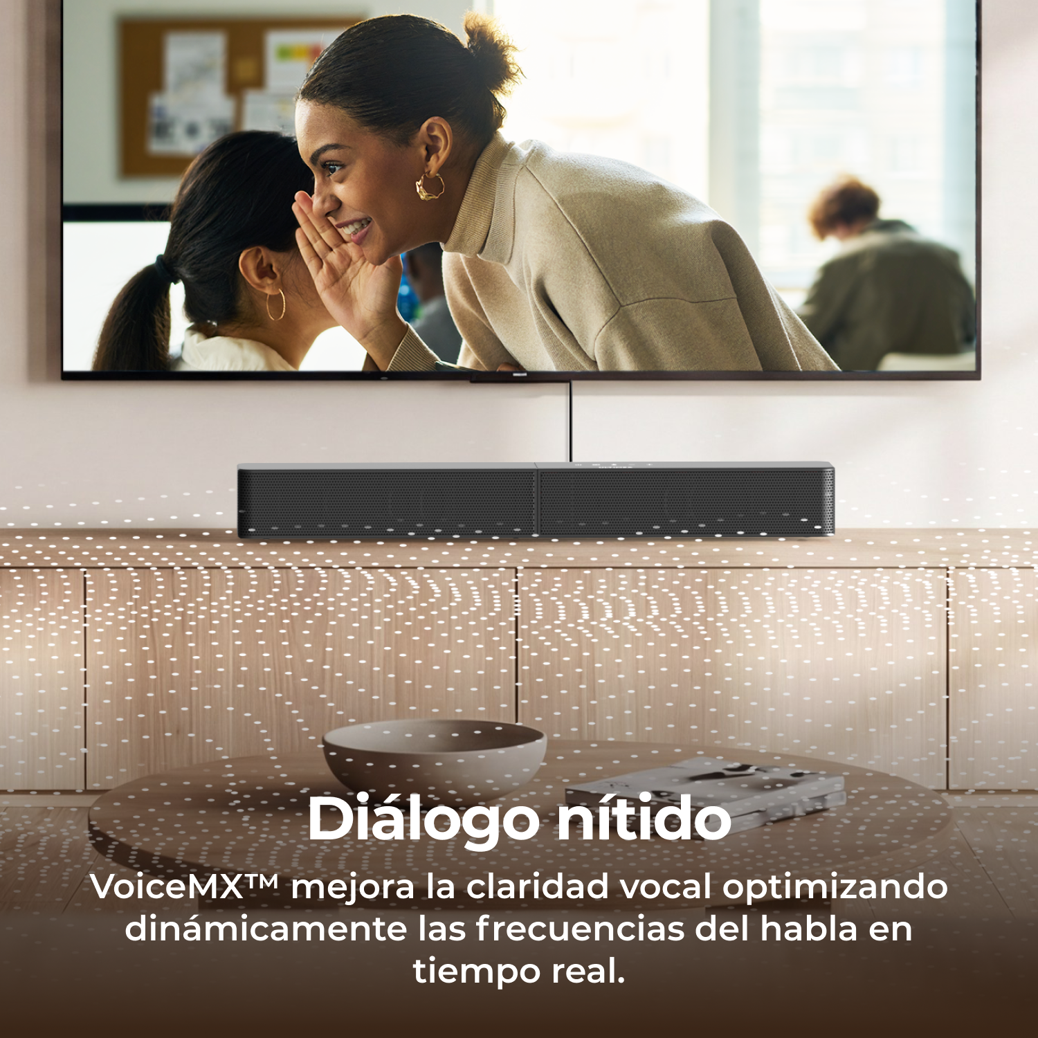 Dos mujeres se susurran secretos, una barra de sonido debajo.