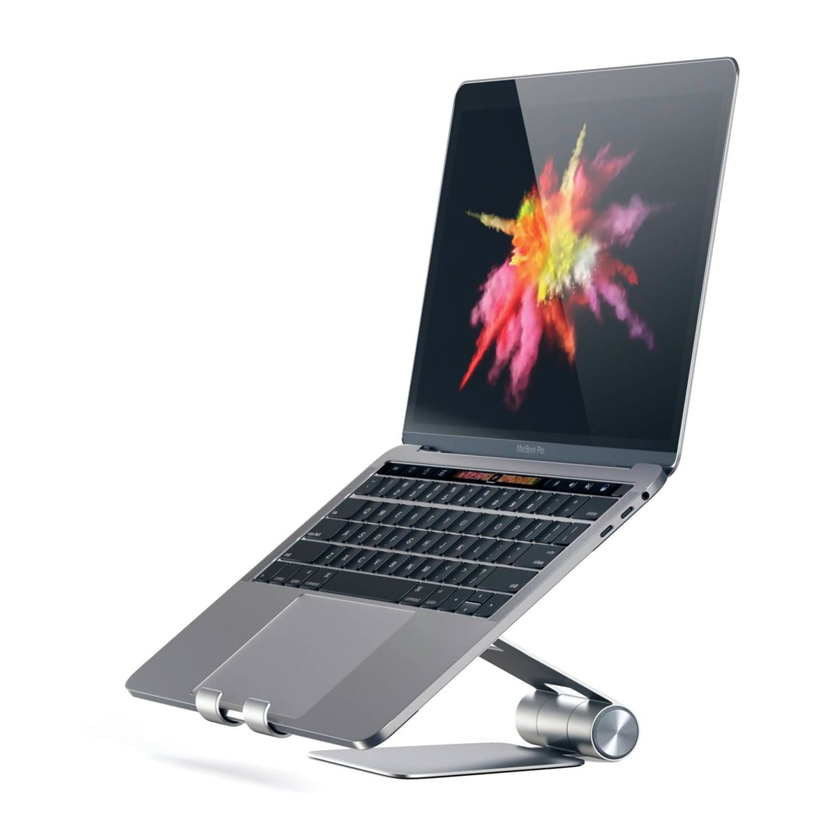 Ein silberner MacBook Pro auf einem Ständer, der ein farbenfrohes abstraktes Bild auf seinem Bildschirm anzeigt.