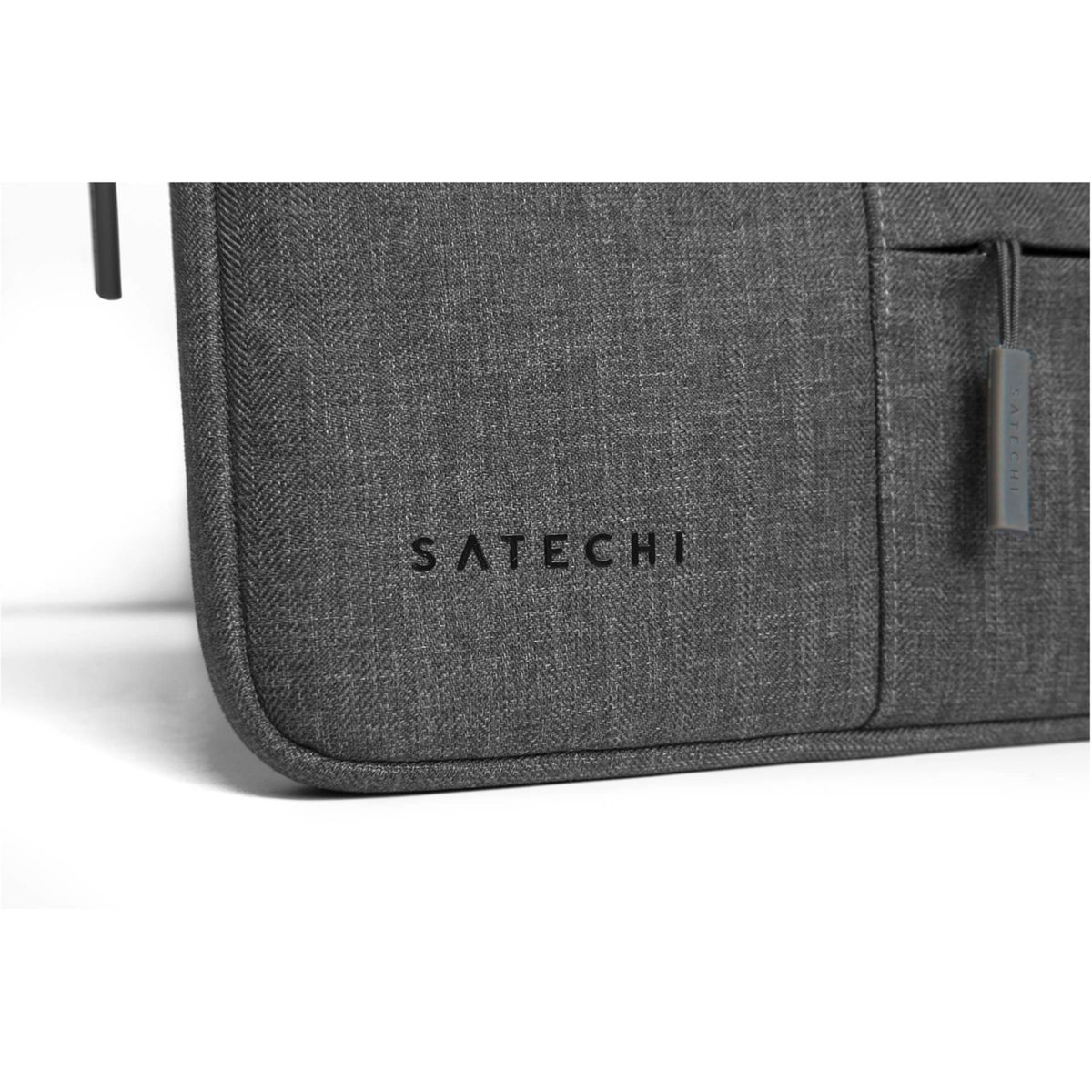 Una custodia grigia Satechi per laptop con tirazip e logo in rilievo.