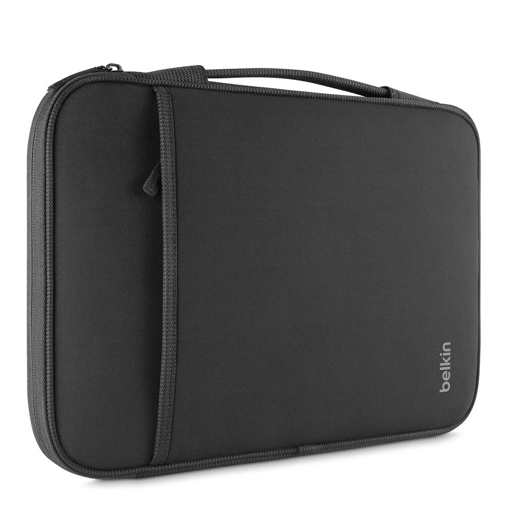 Una custodia nera per laptop Belkin con manico e tasca frontale con zip.