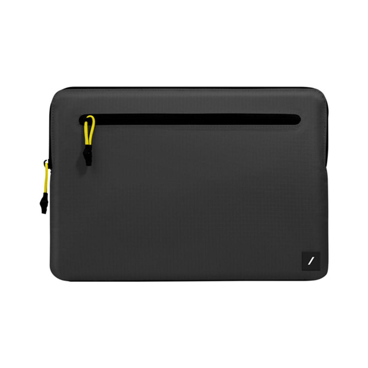 Donker laptophoes met gele ritslip en een klein logo.