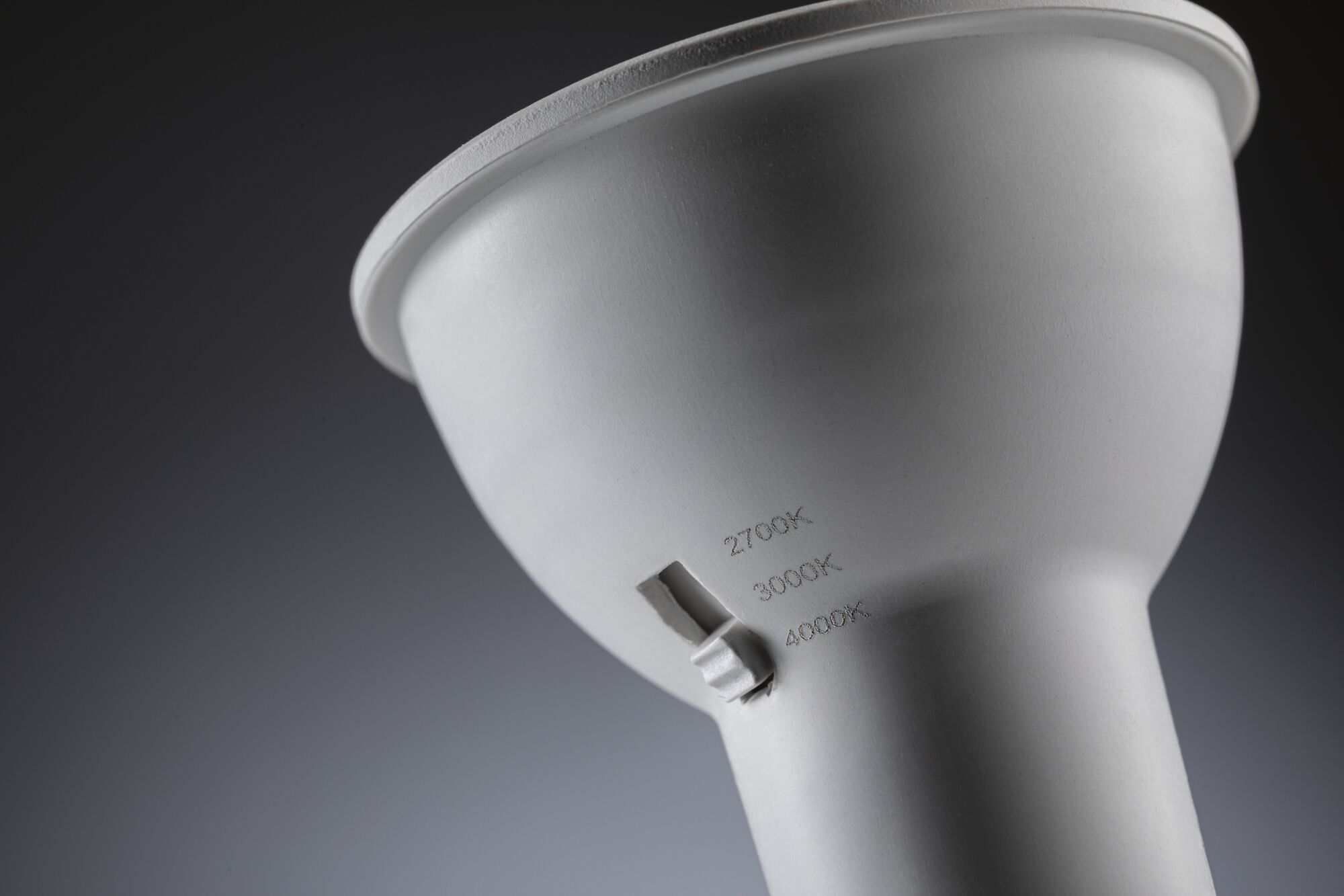 Eine weiße Lampe mit 2700K, 3000K, 4000K-Einstellungen.