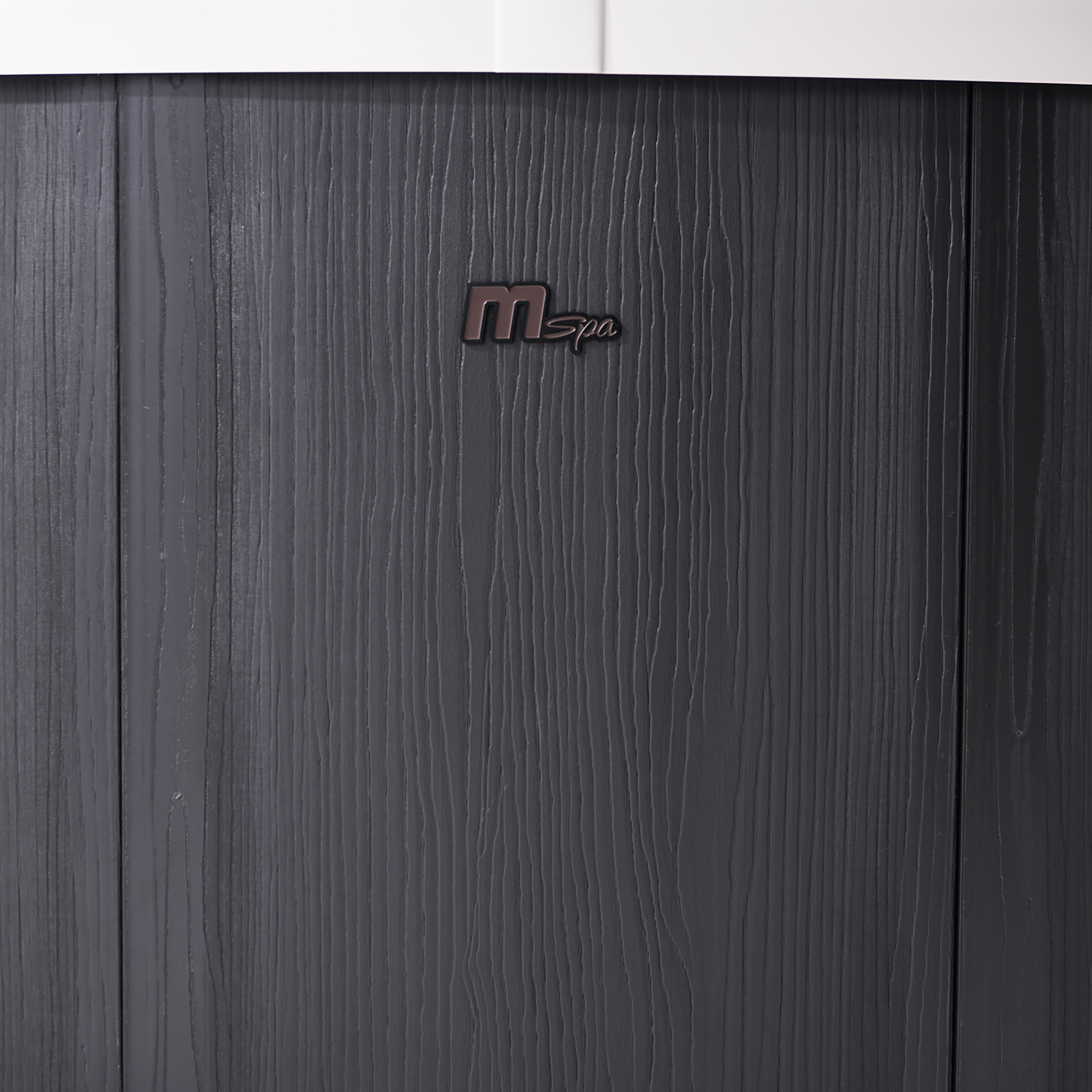 Dunkelgraues Bedienfeld mit vertikaler Holzmaserung und dem Logo "mspa".