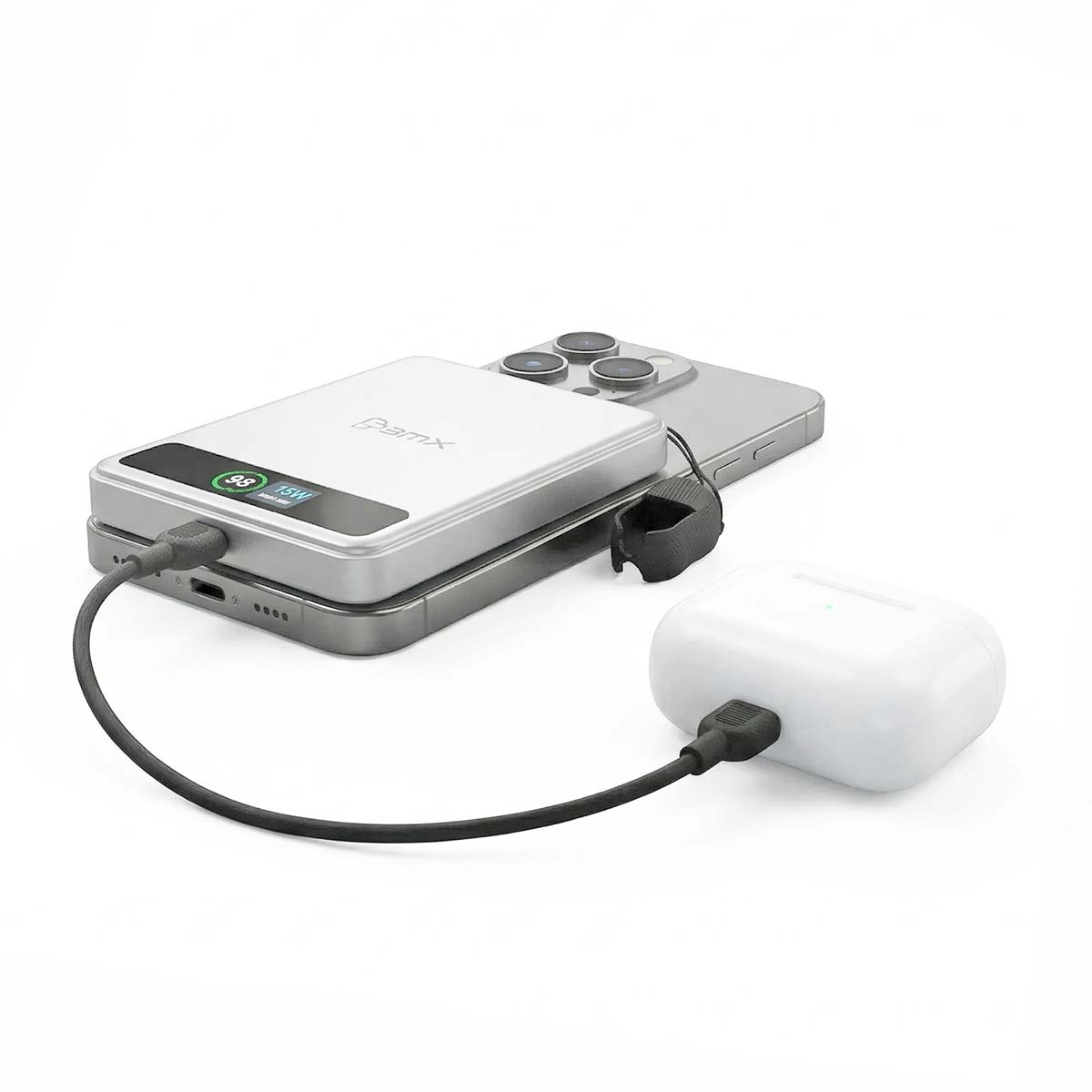 Ein silbernes Powerbank lädt ein Smartphone, während ein anderes Kabel Kopfhörer lädt.