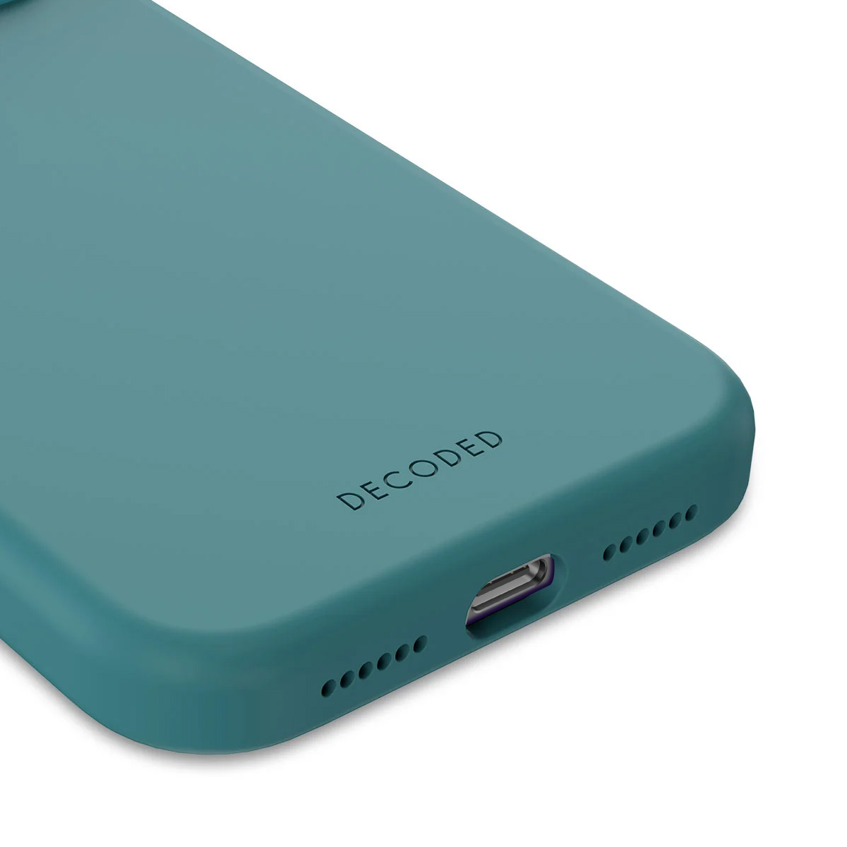 Close-up van een teal telefoonhoes met DECODED logo, oplaadpoort en speakergaten.