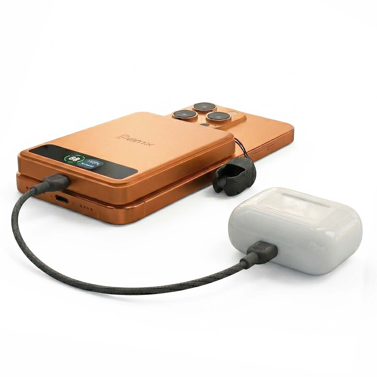 Ein orangefarbenes faltbares Telefon wird über ein Kabel aufgeladen, daneben liegt eine weiße Ladehülle.