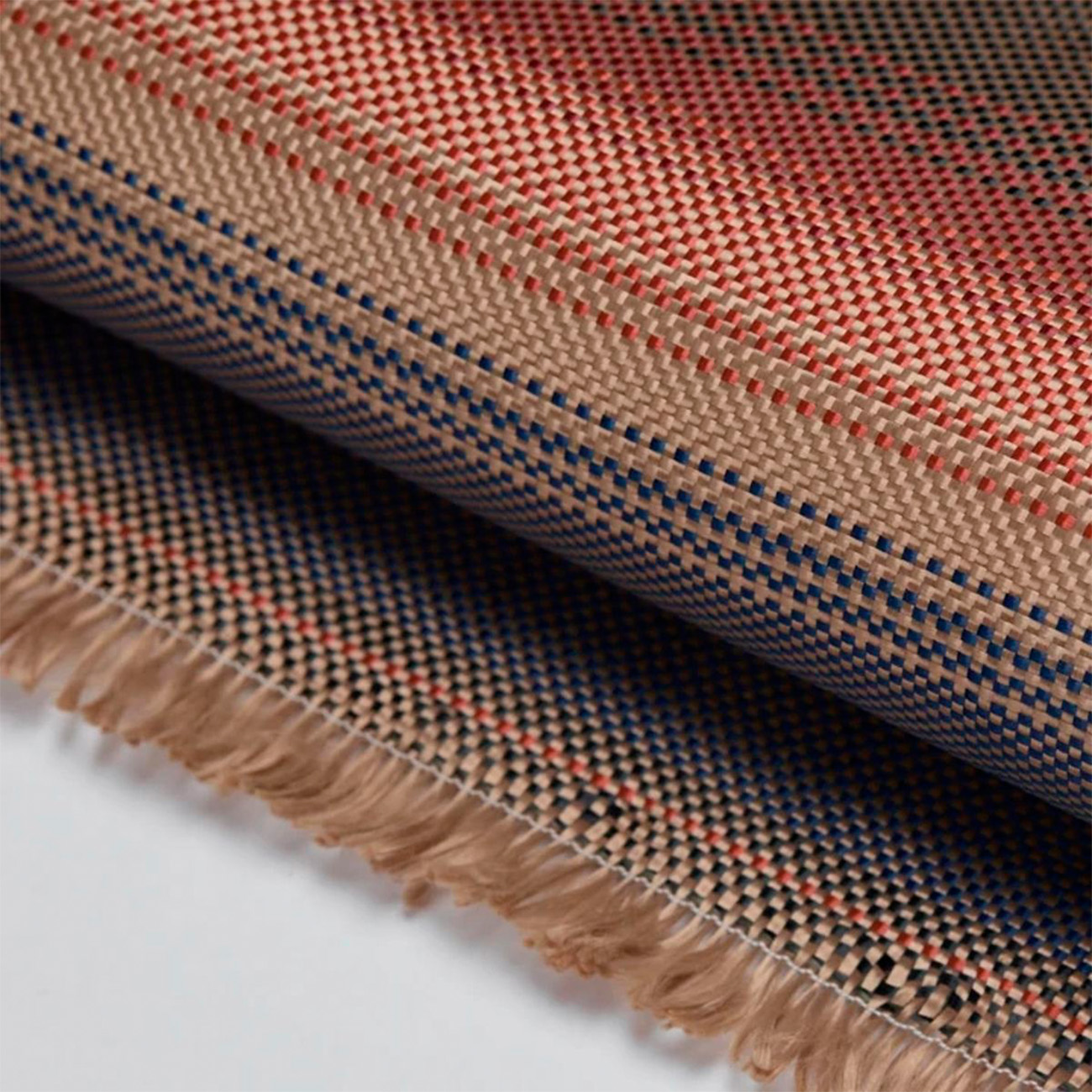 Tessuto piegato con frange, beige a righe blu e rosse.