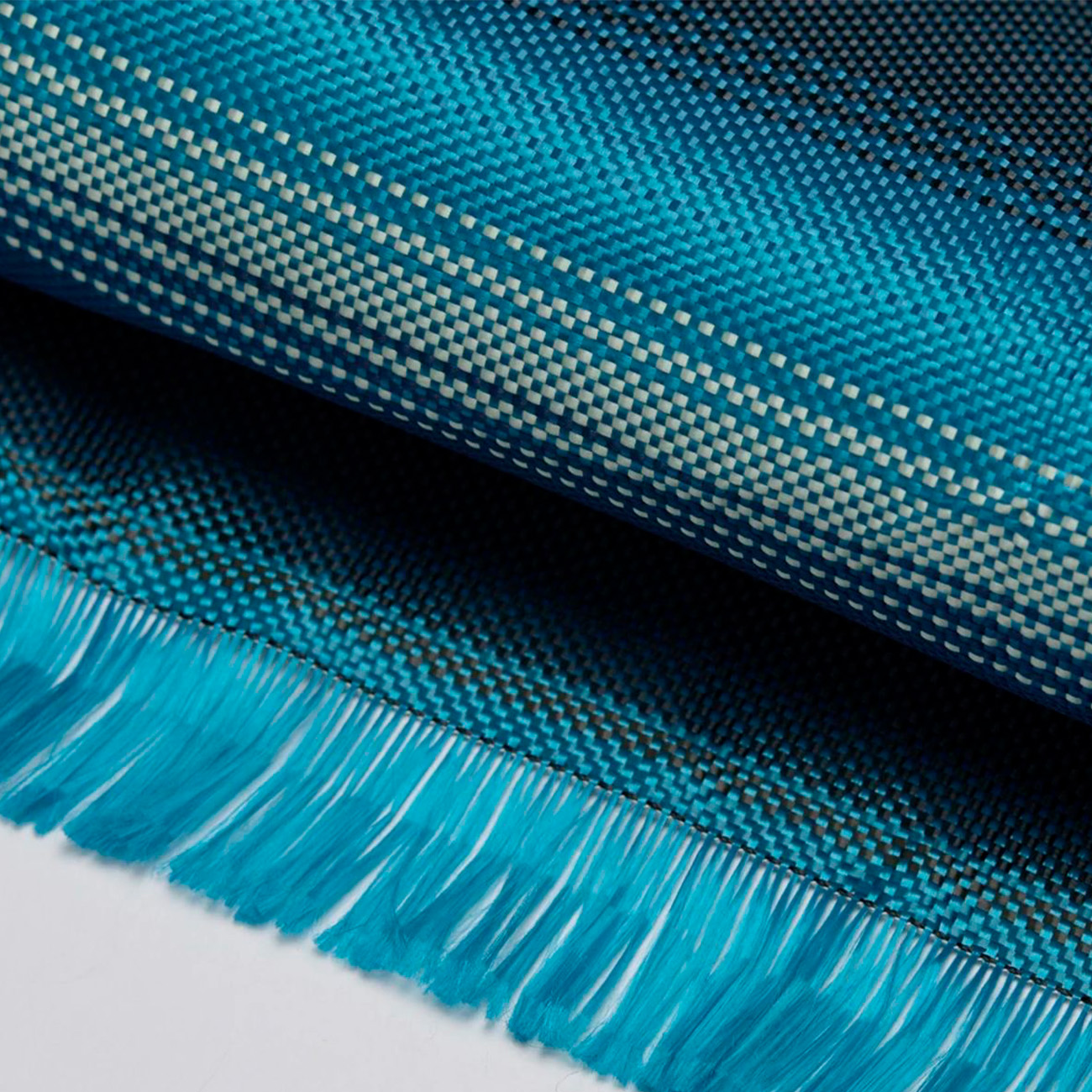 Primo piano di tessuto blu con strisce bianche e frange. Texture tessuta.
