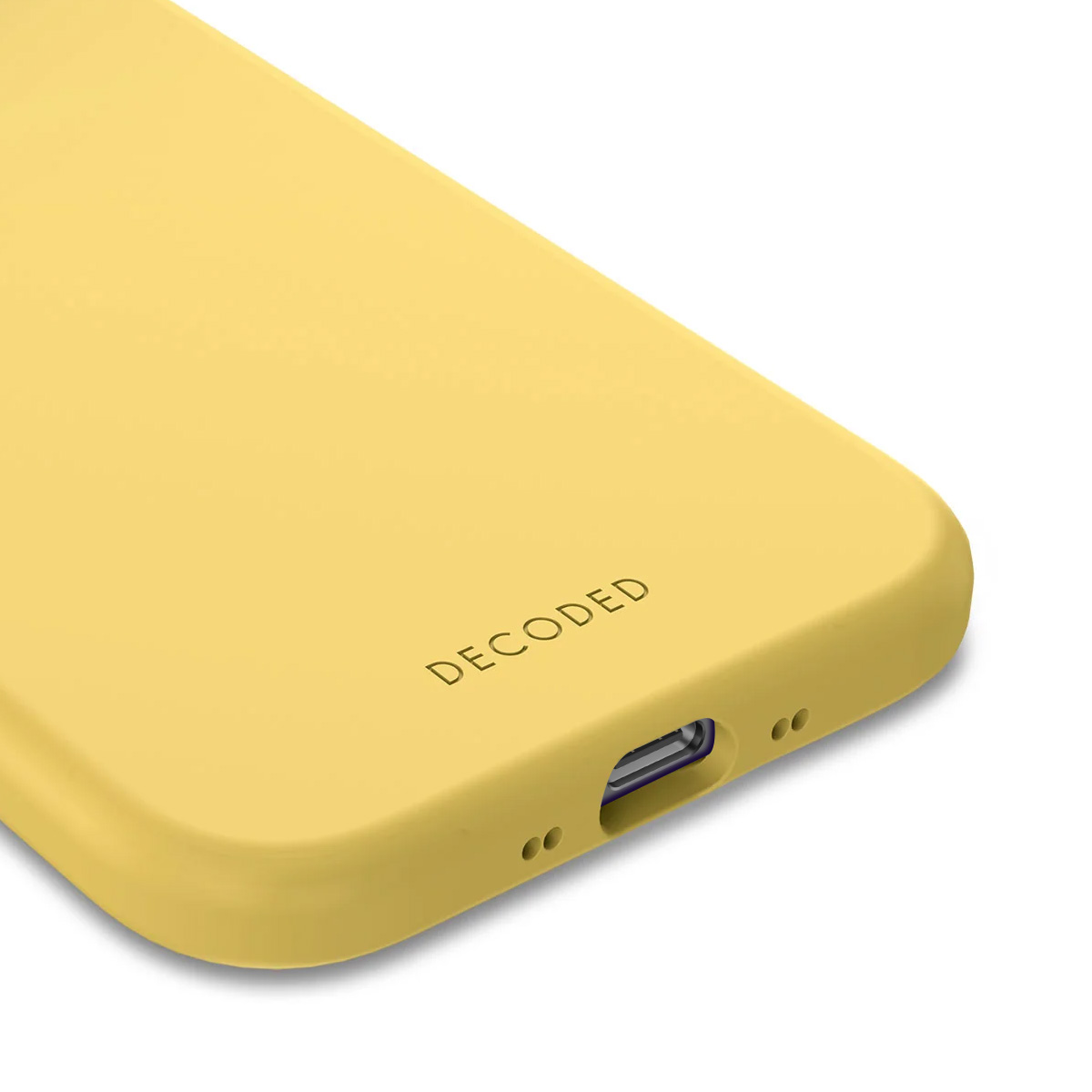 Gele telefoonhoes met oplaadpoort en DECODED-logo.