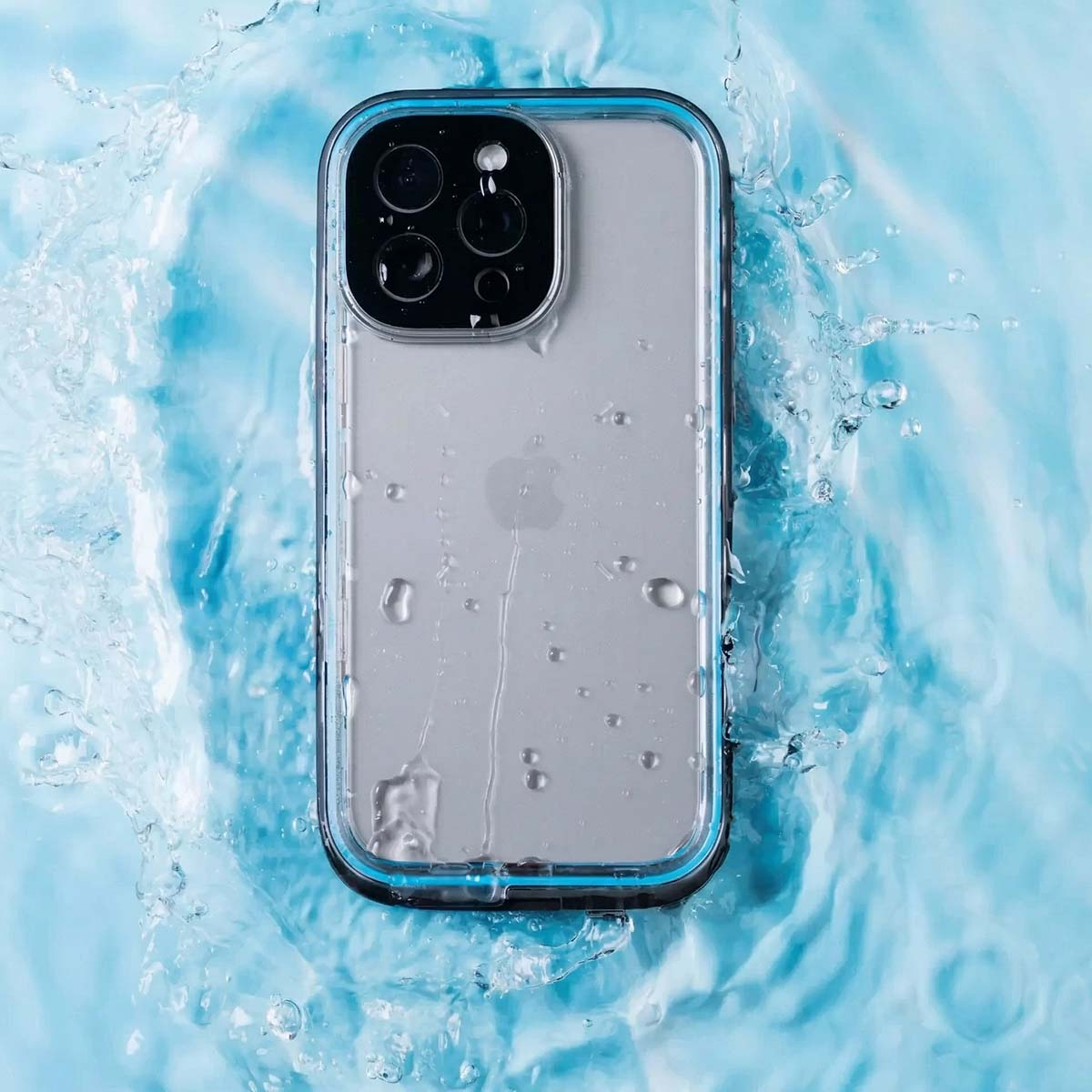 Ein silbernes Smartphone mit Kameras auf blauem Wasser mit Spritzern.