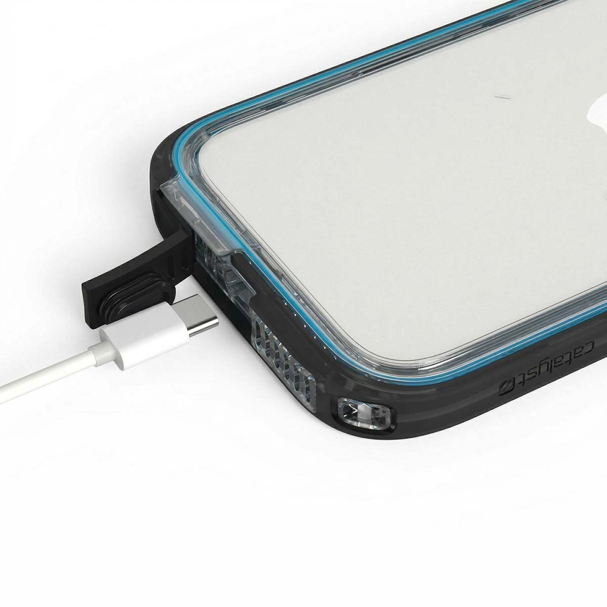 Ein weier USB-C-Stecker ist in einen schwarzen und blauen Handyhõlle eingesteckt.