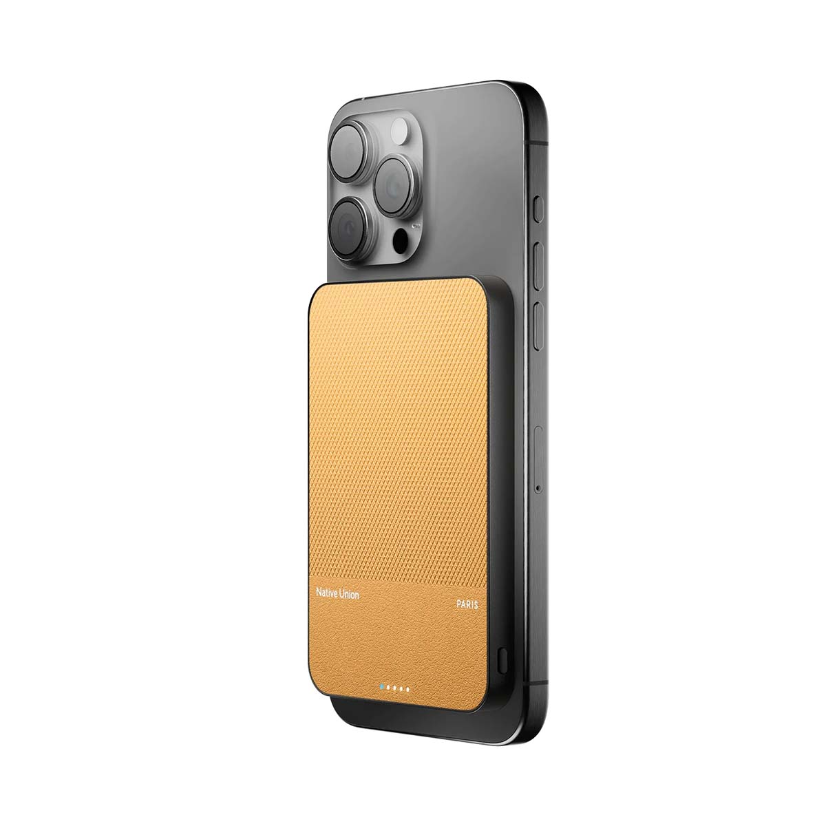 Goldener Akku auf der Rückseite eines iPhones mit Kameramodul.