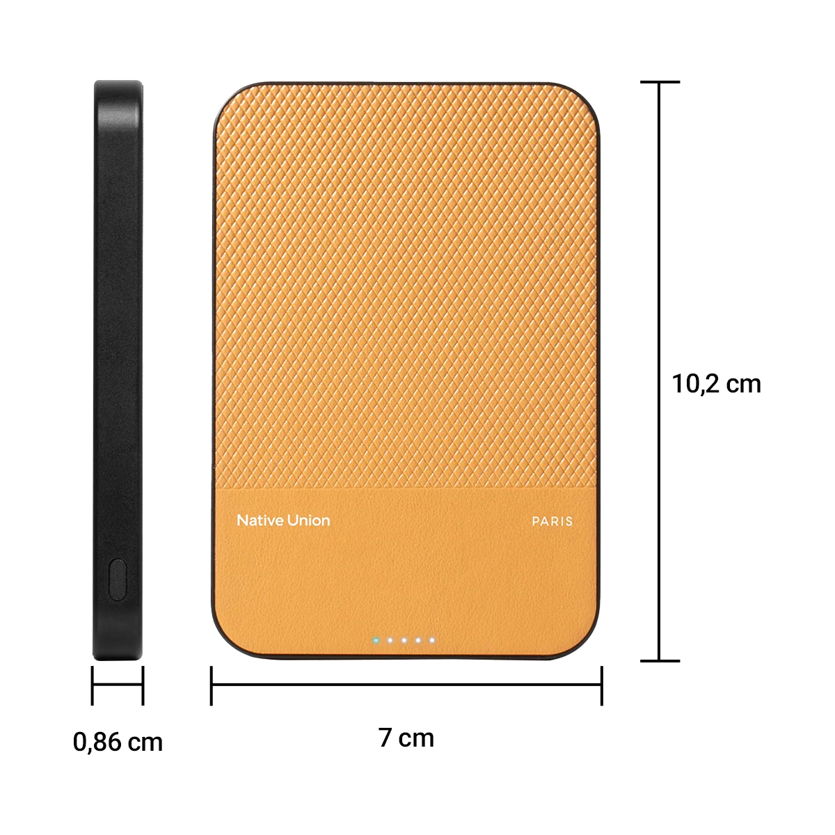Schwarzes Seitenprofil einer dünnen orangen Powerbank mit Textur. Maße angegeben.