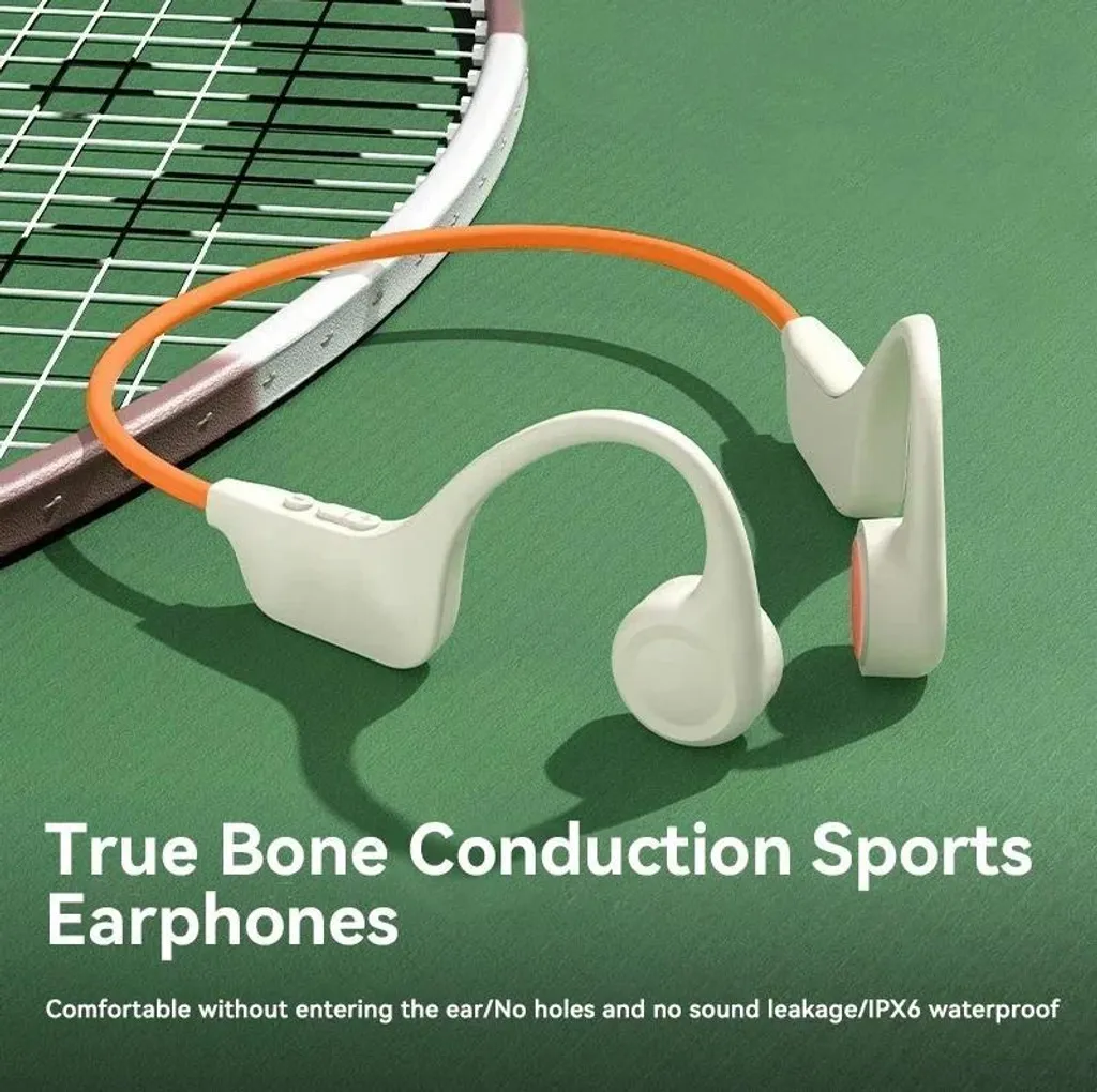 Weiße Bone-Conduction-Kopfhörer mit orangem Bügel neben einem Tennisschläger.