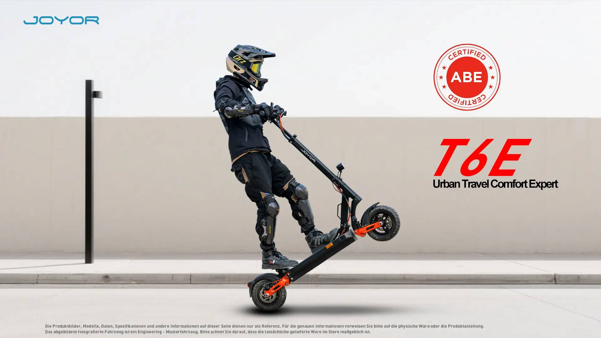 Mann in Schutzkleidung fährt E-Scooter mit einem Rad in der Luft, Logo oben links.