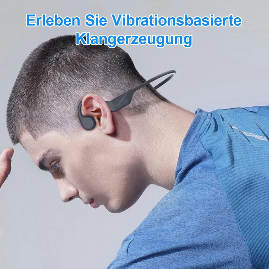 Ein Mann trägt graue Knochenschallkopfhörer mit einem blauen Shirt.