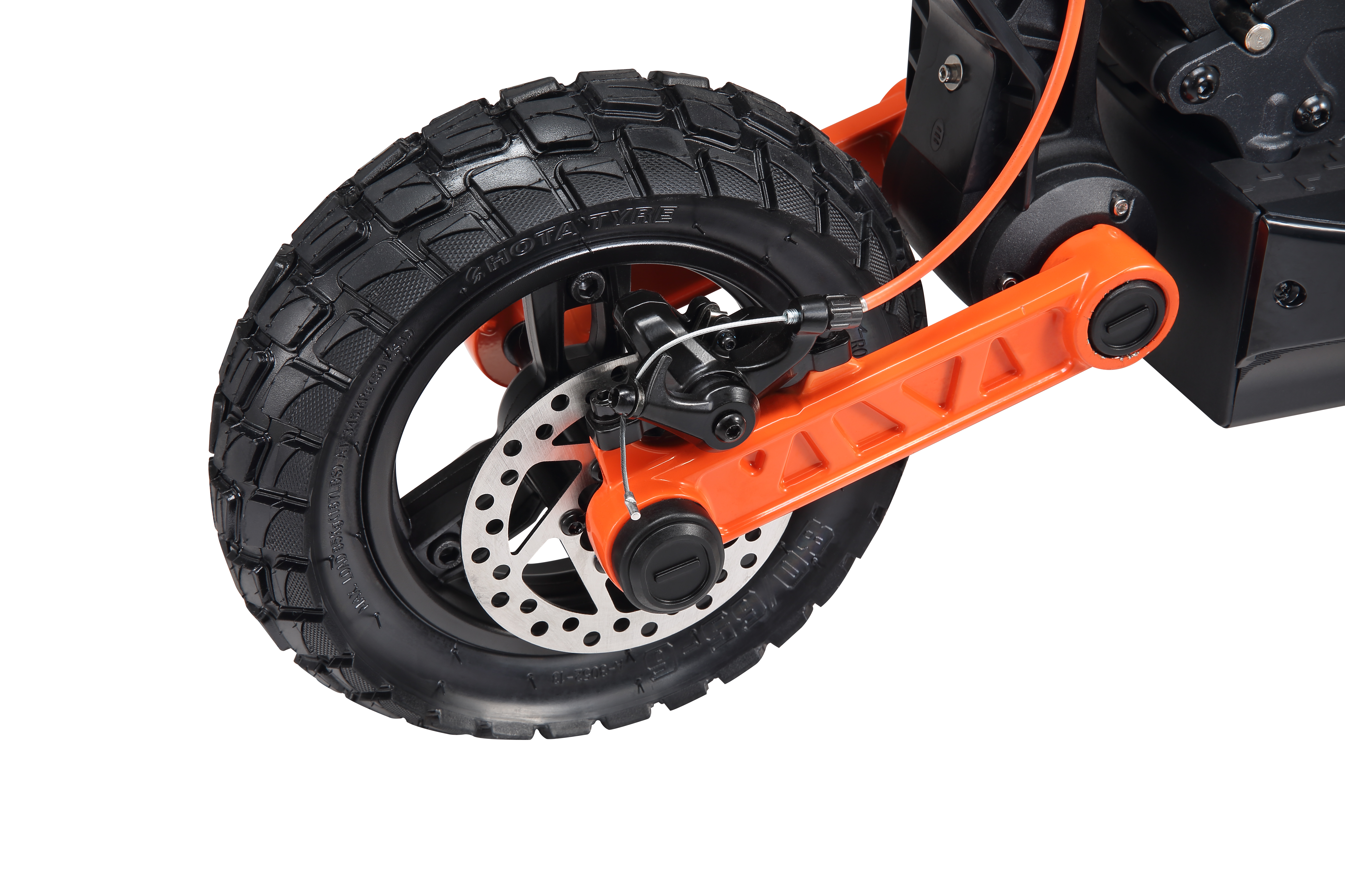 Nahaufnahme eines E-Scooter-Rads mit orangem Rahmen und Bremsscheibe.